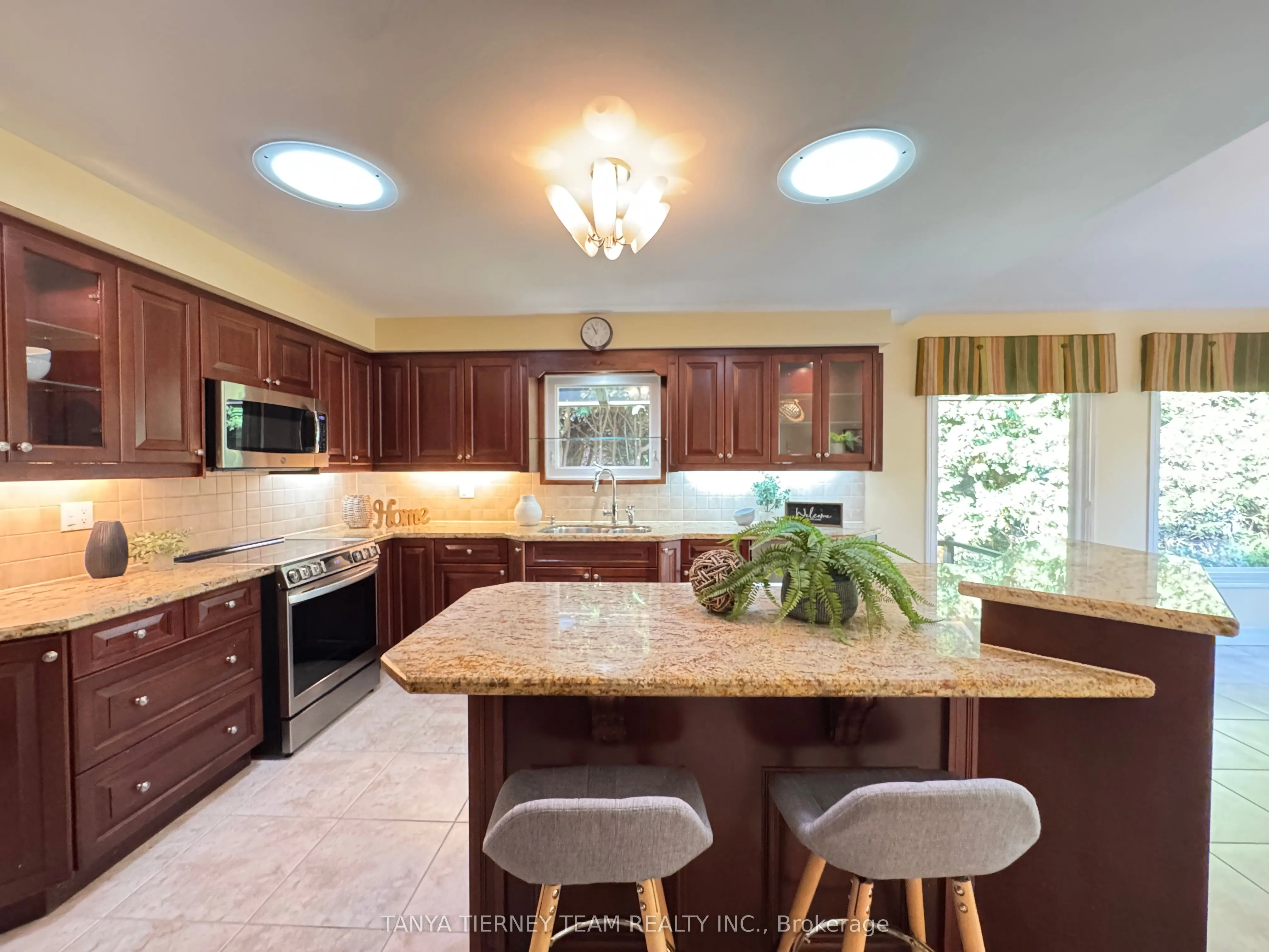 6 Lyndhurst Crescent