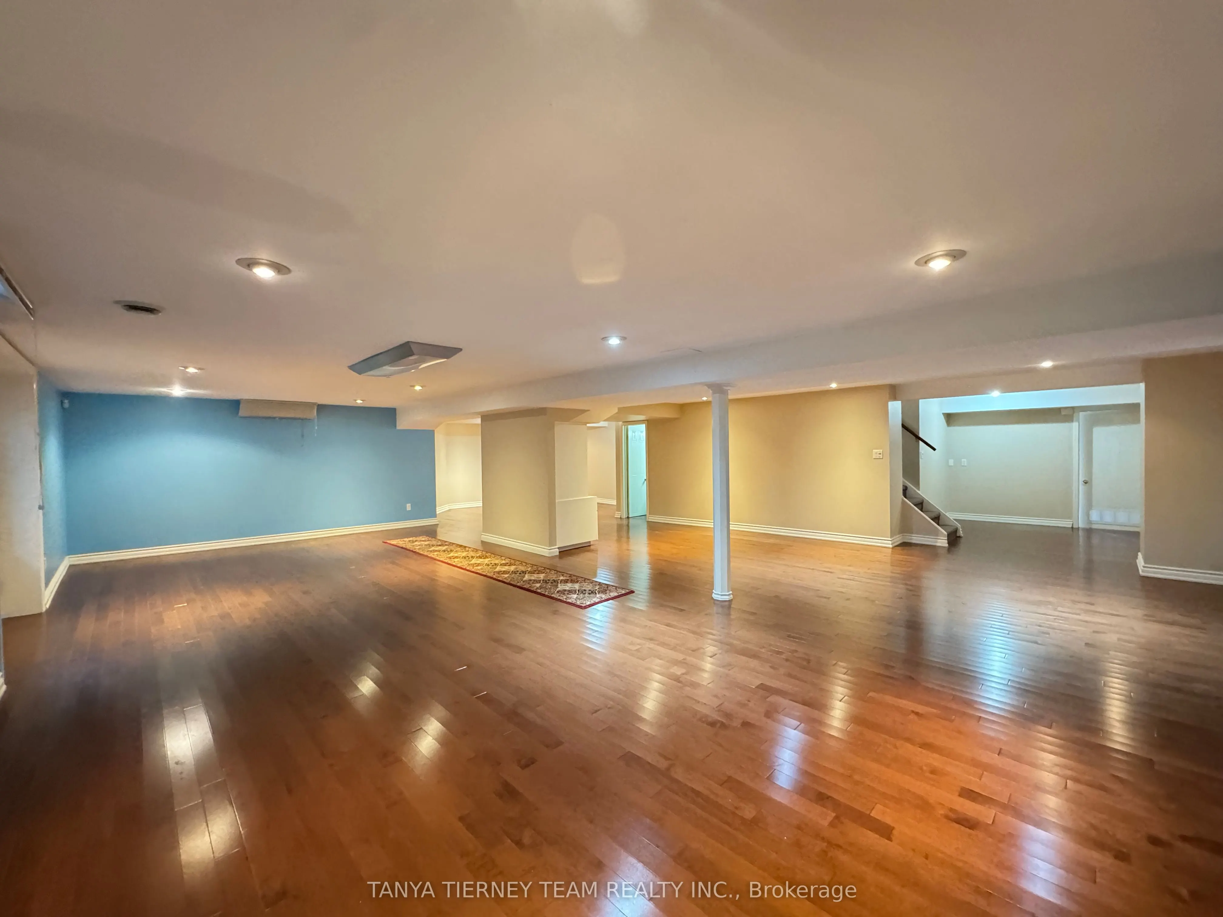 6 Lyndhurst Crescent