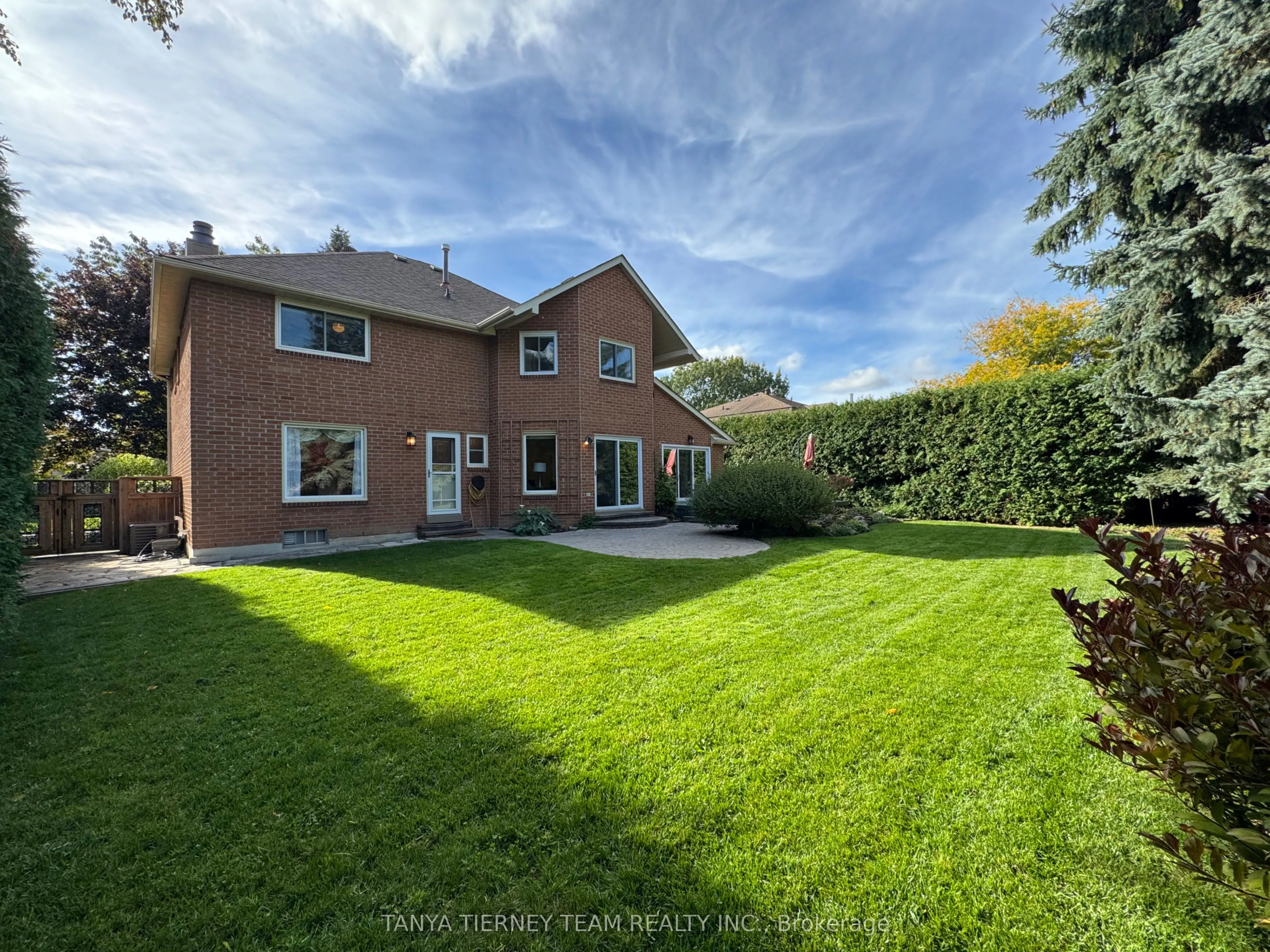6 Lyndhurst Crescent