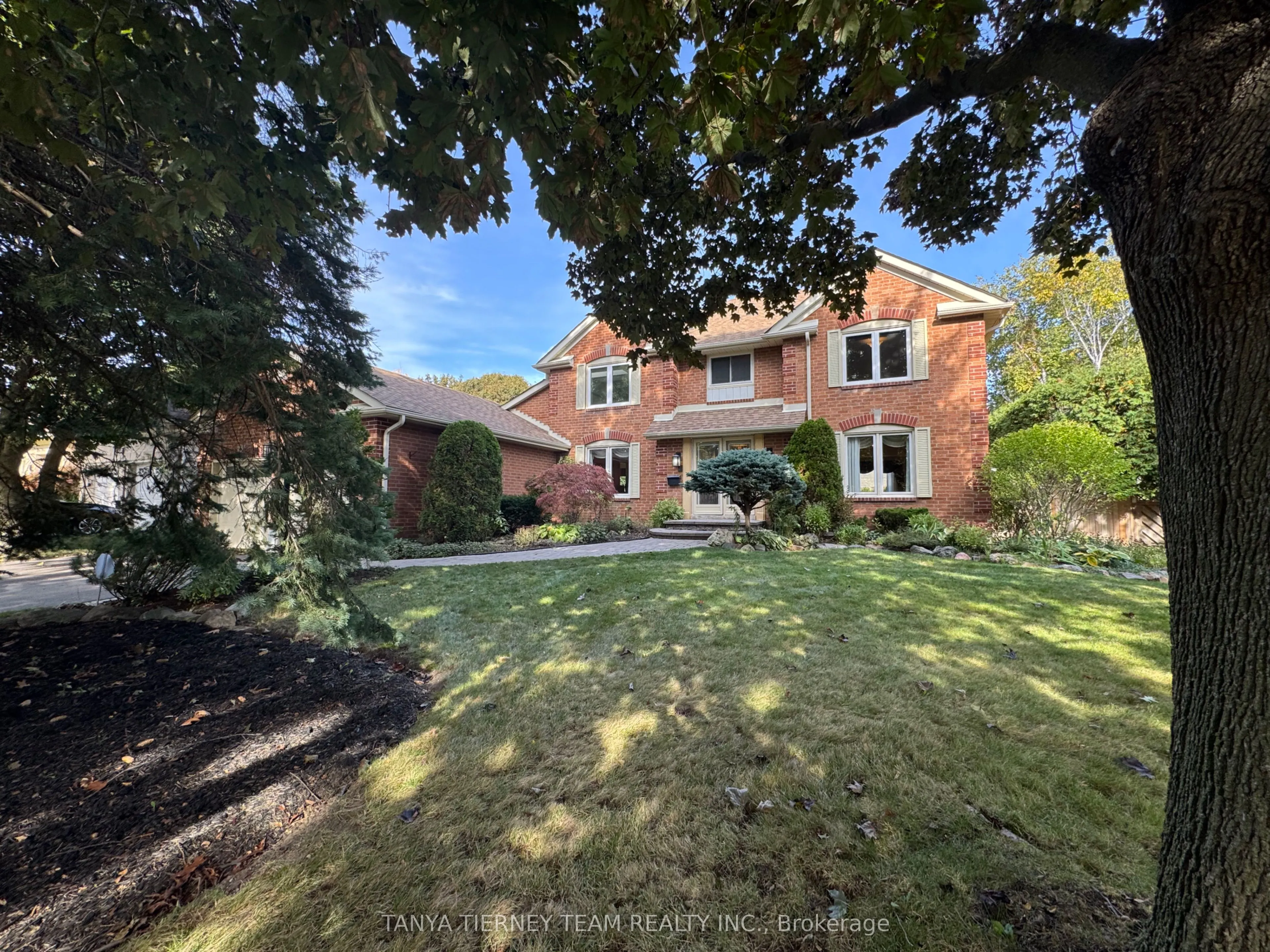6 Lyndhurst Crescent