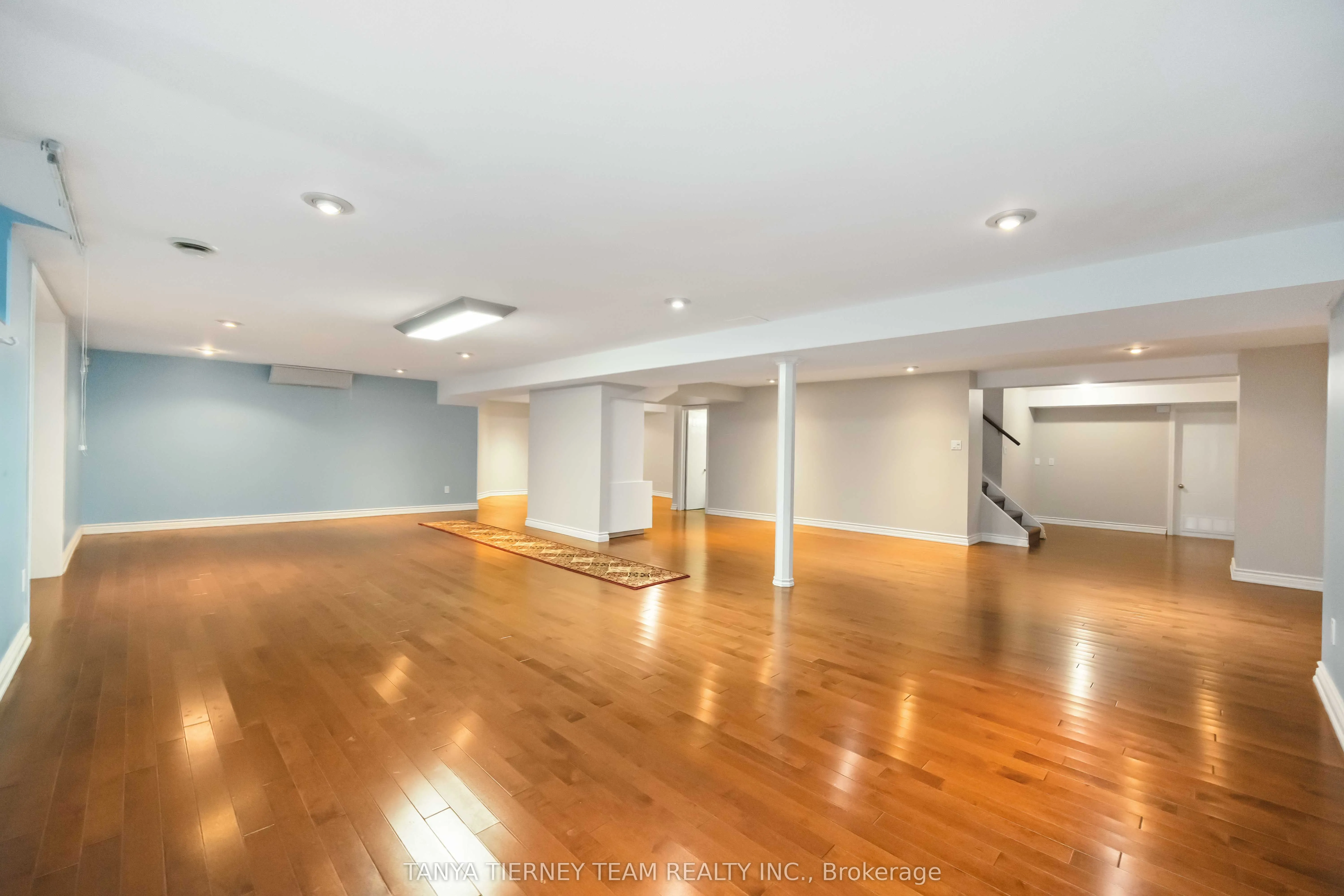 6 Lyndhurst Crescent