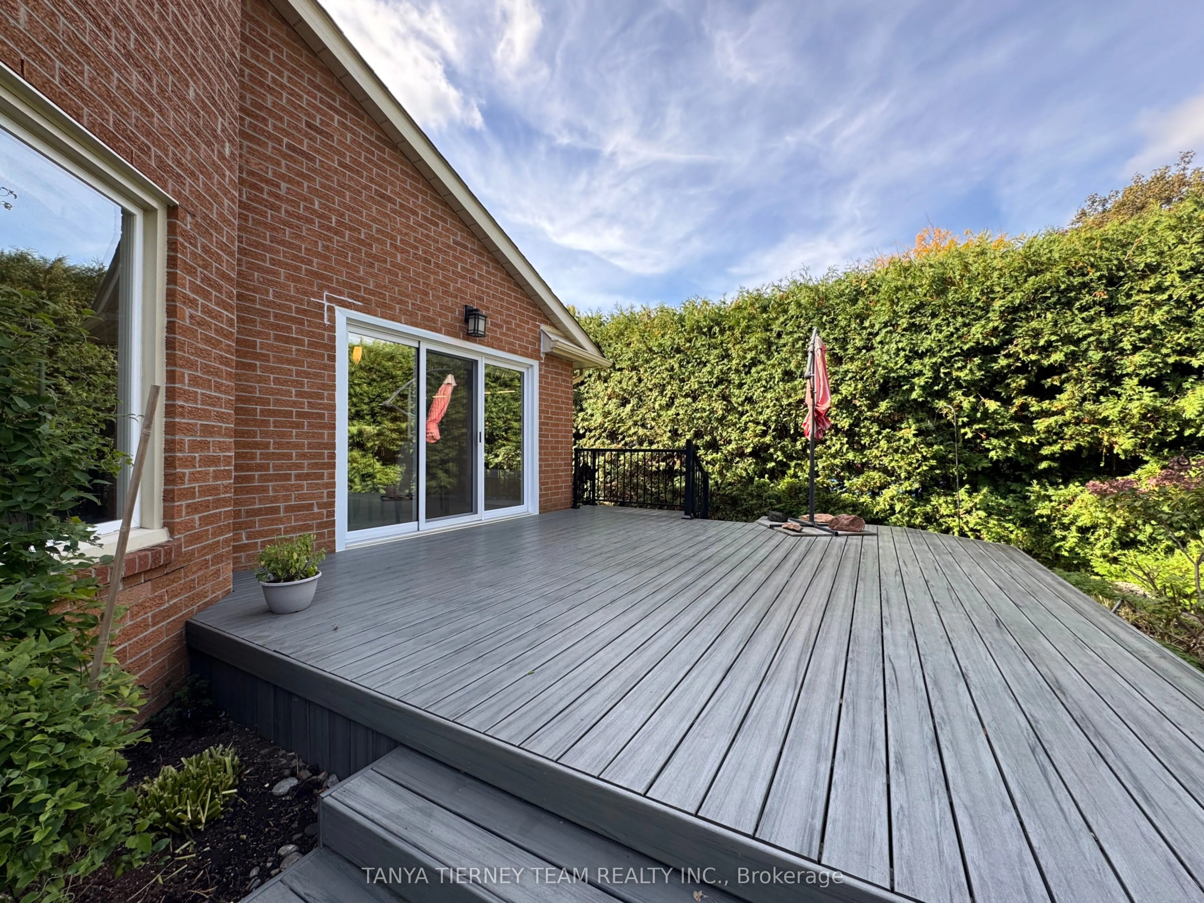 6 Lyndhurst Crescent