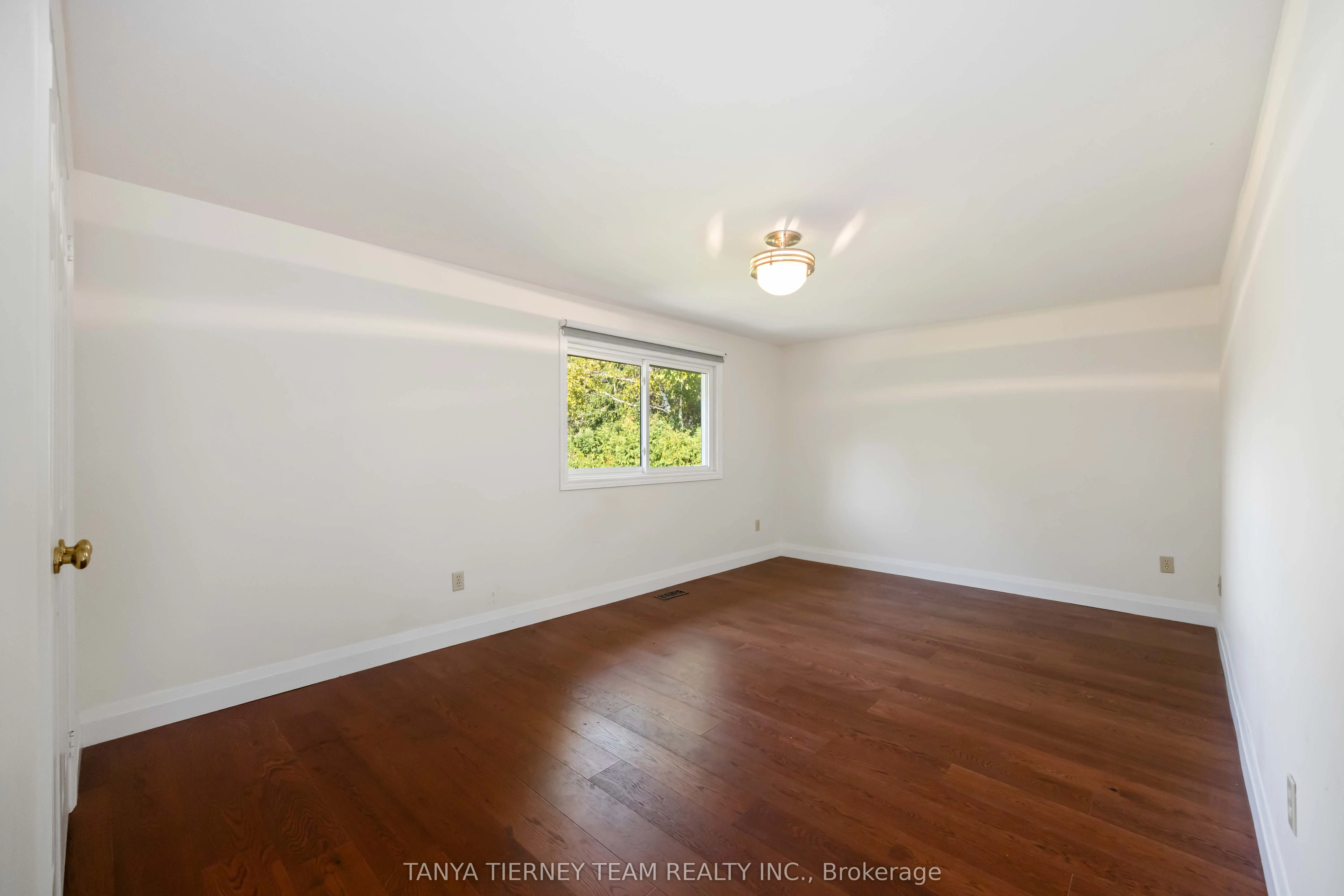 6 Lyndhurst Crescent