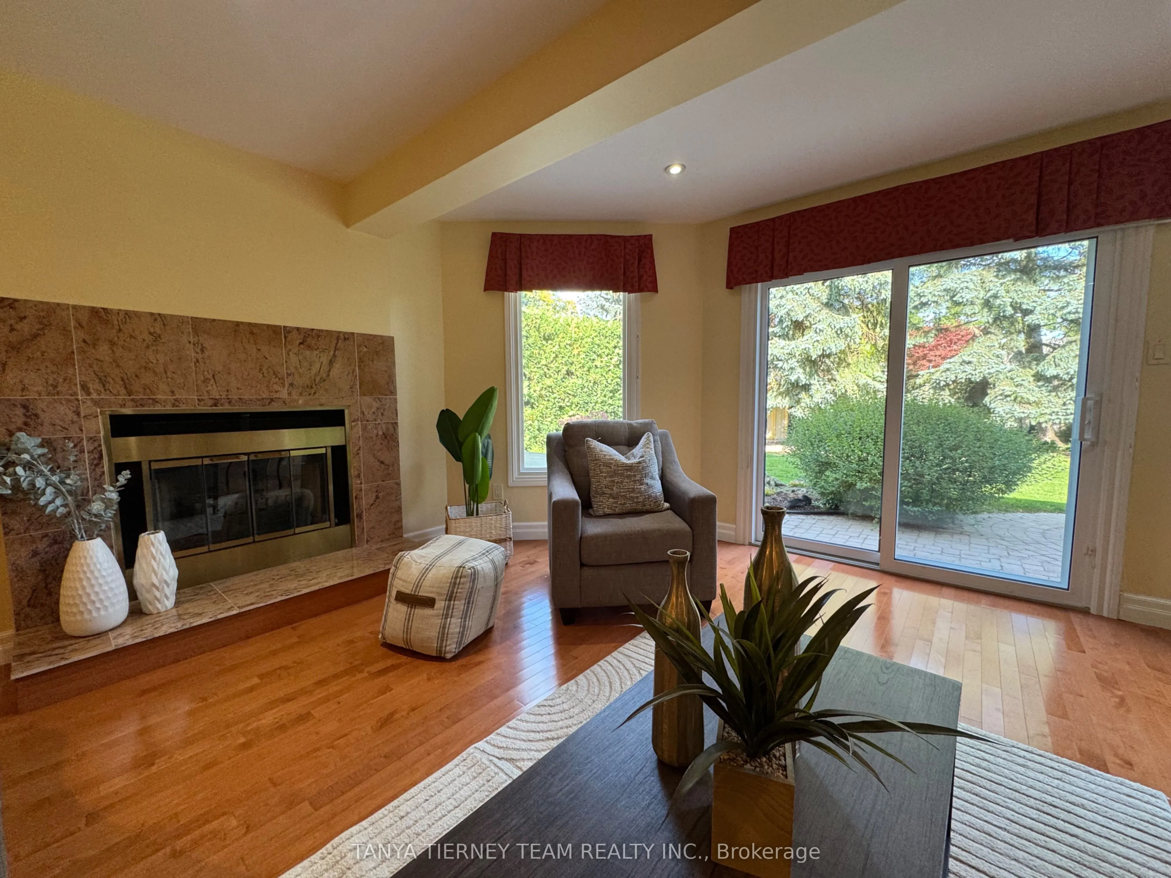 6 Lyndhurst Crescent
