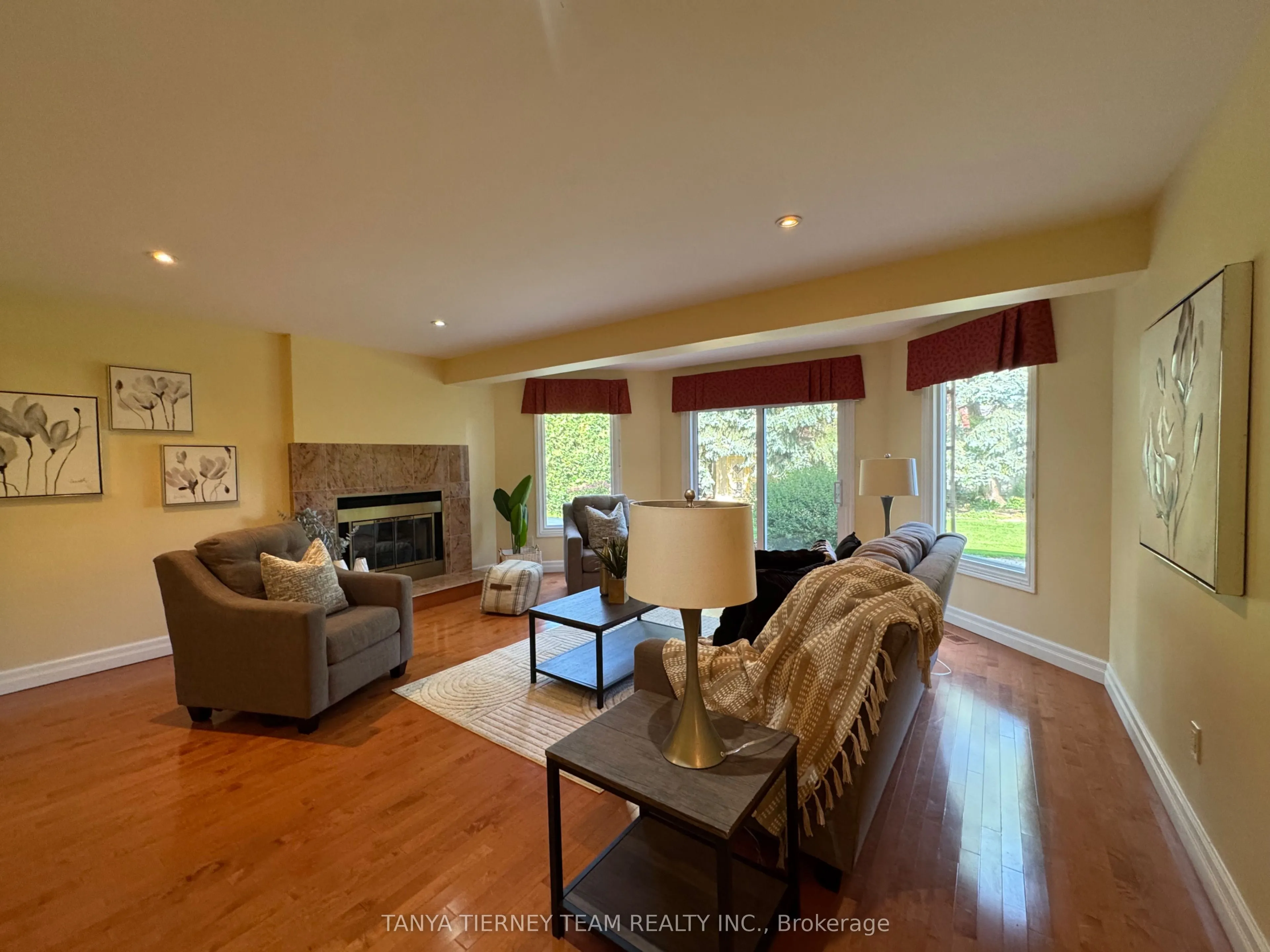 6 Lyndhurst Crescent