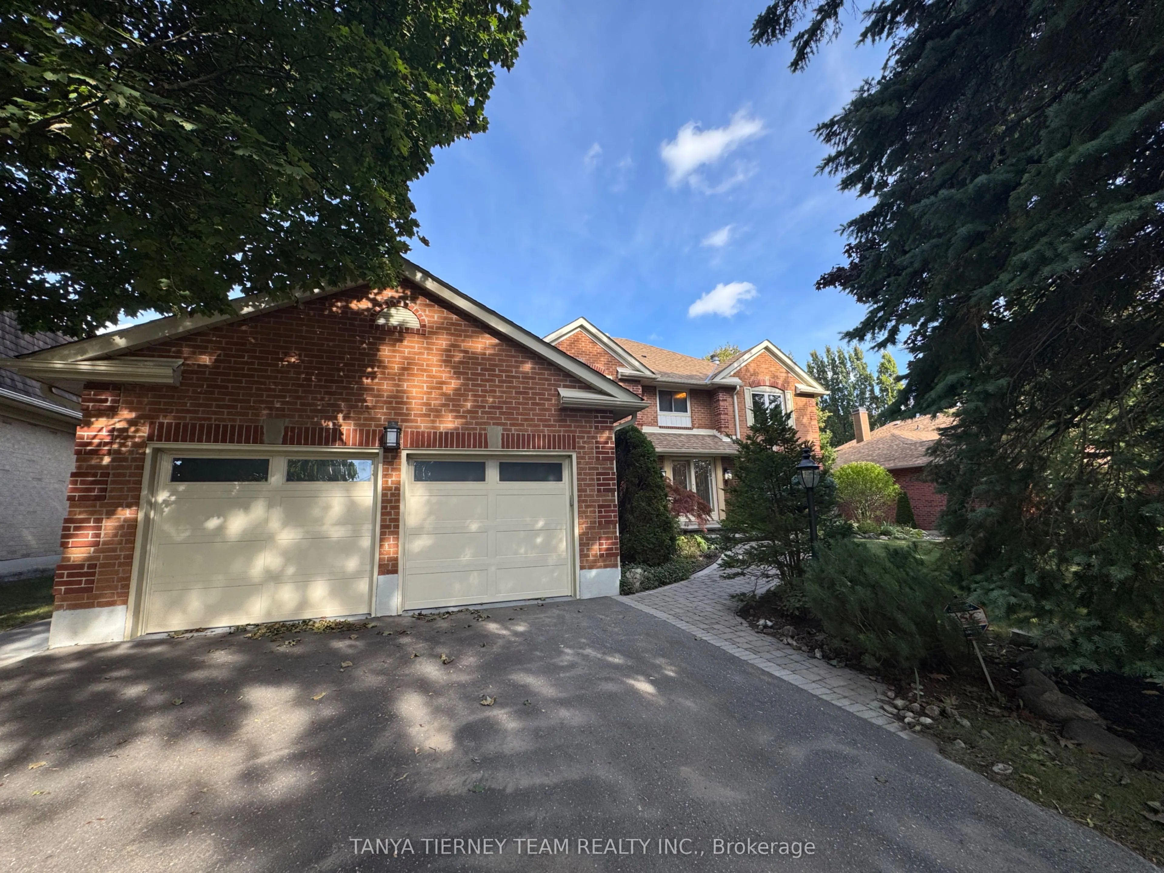 6 Lyndhurst Crescent