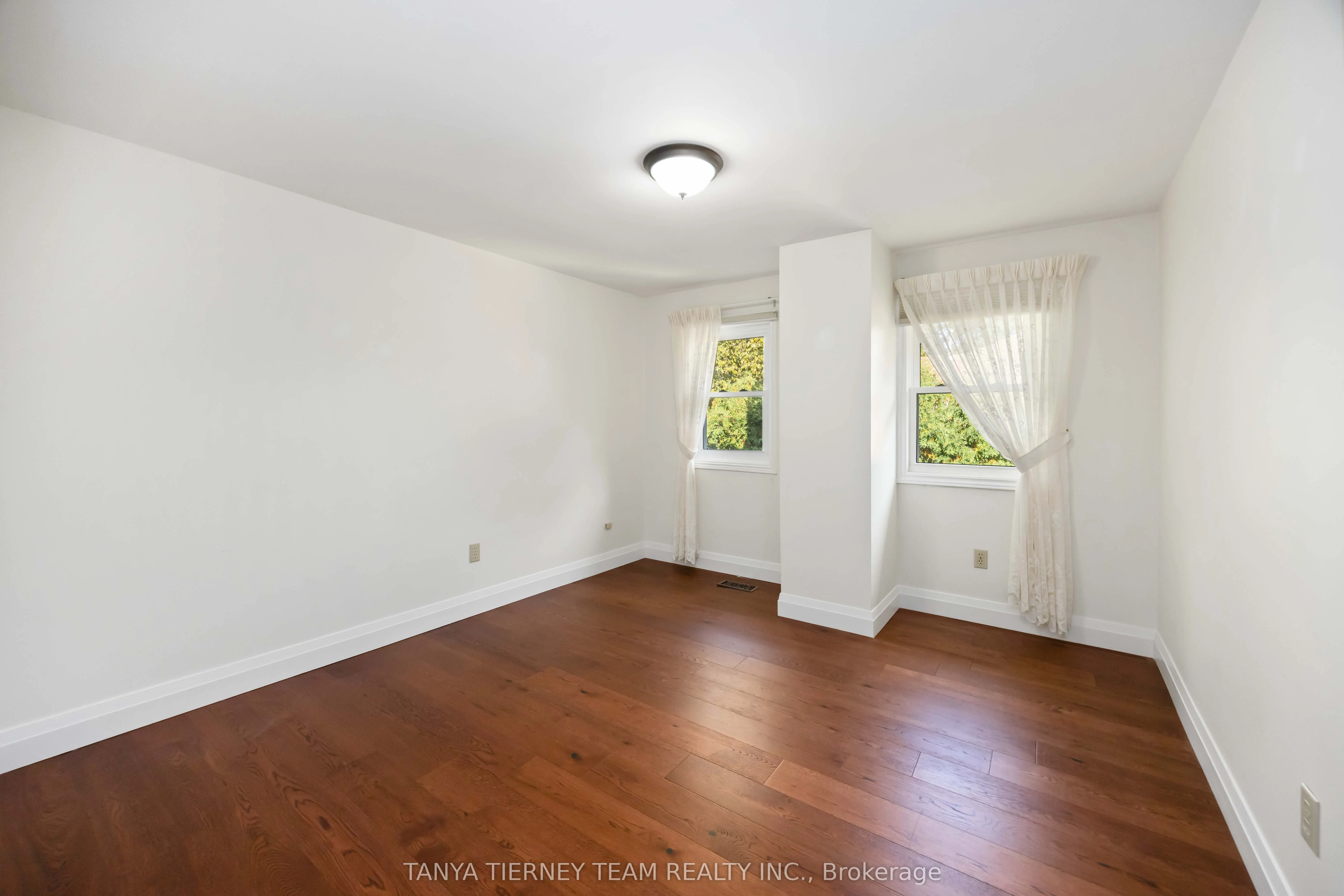6 Lyndhurst Crescent