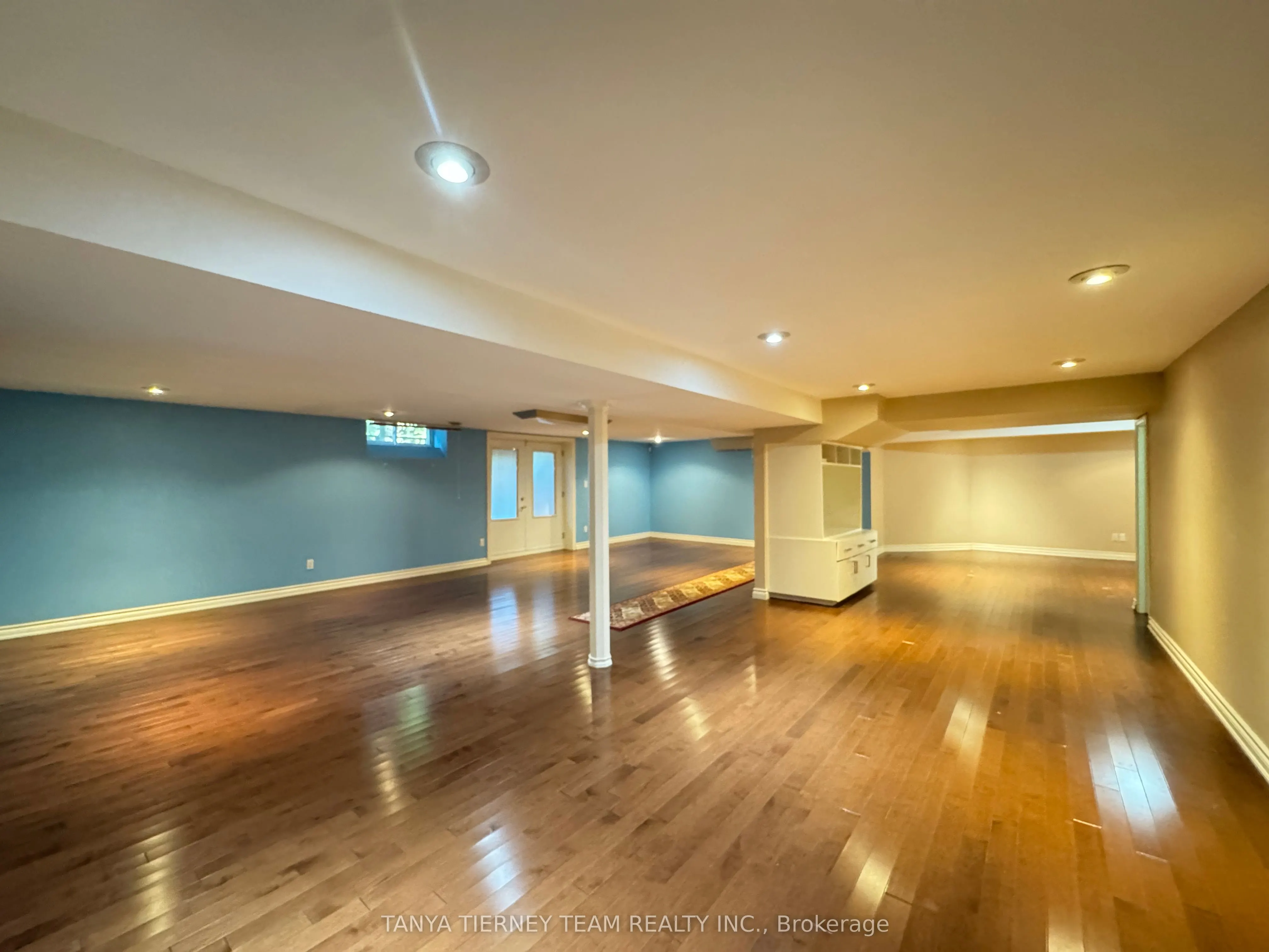 6 Lyndhurst Crescent