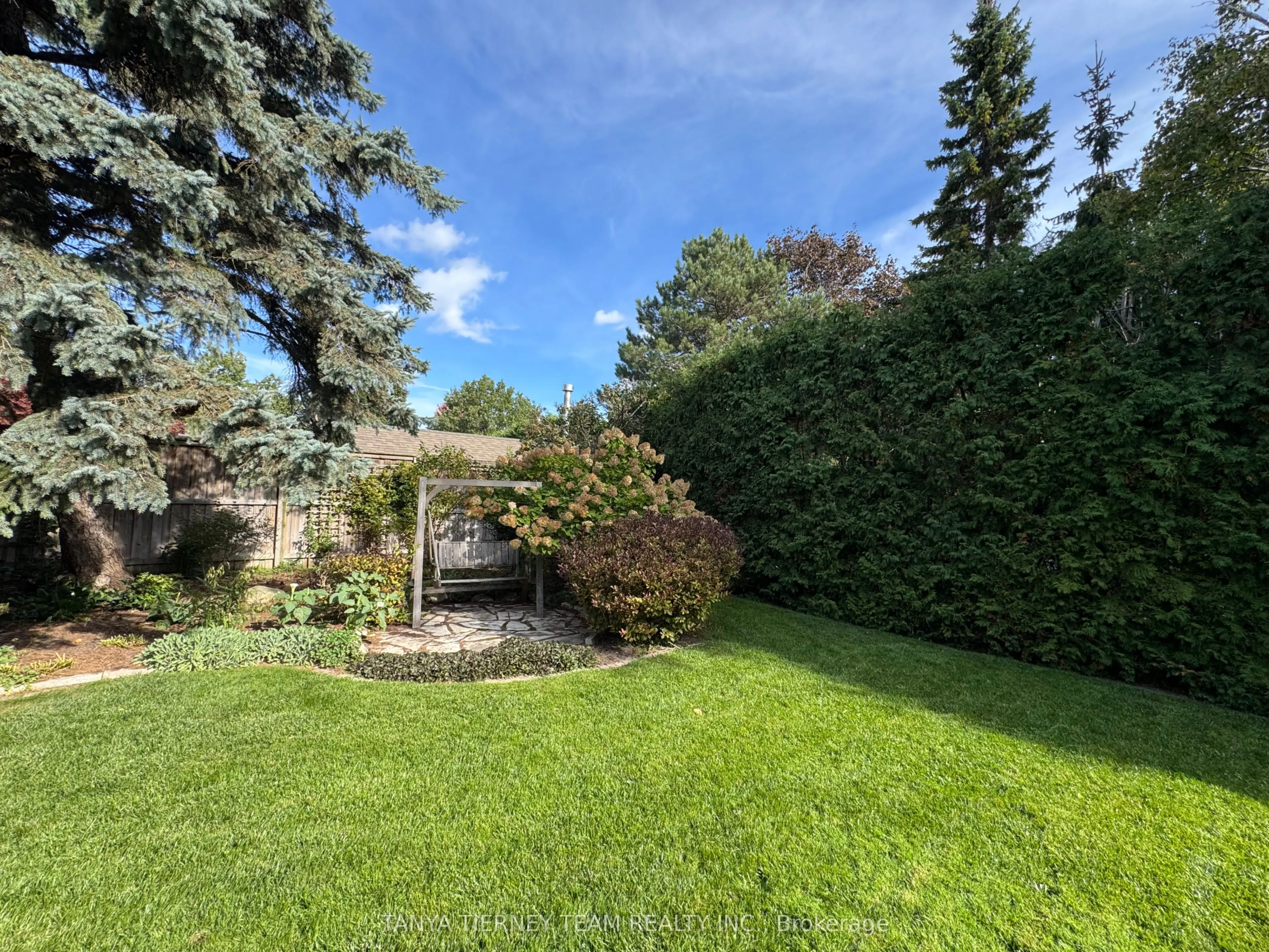 6 Lyndhurst Crescent