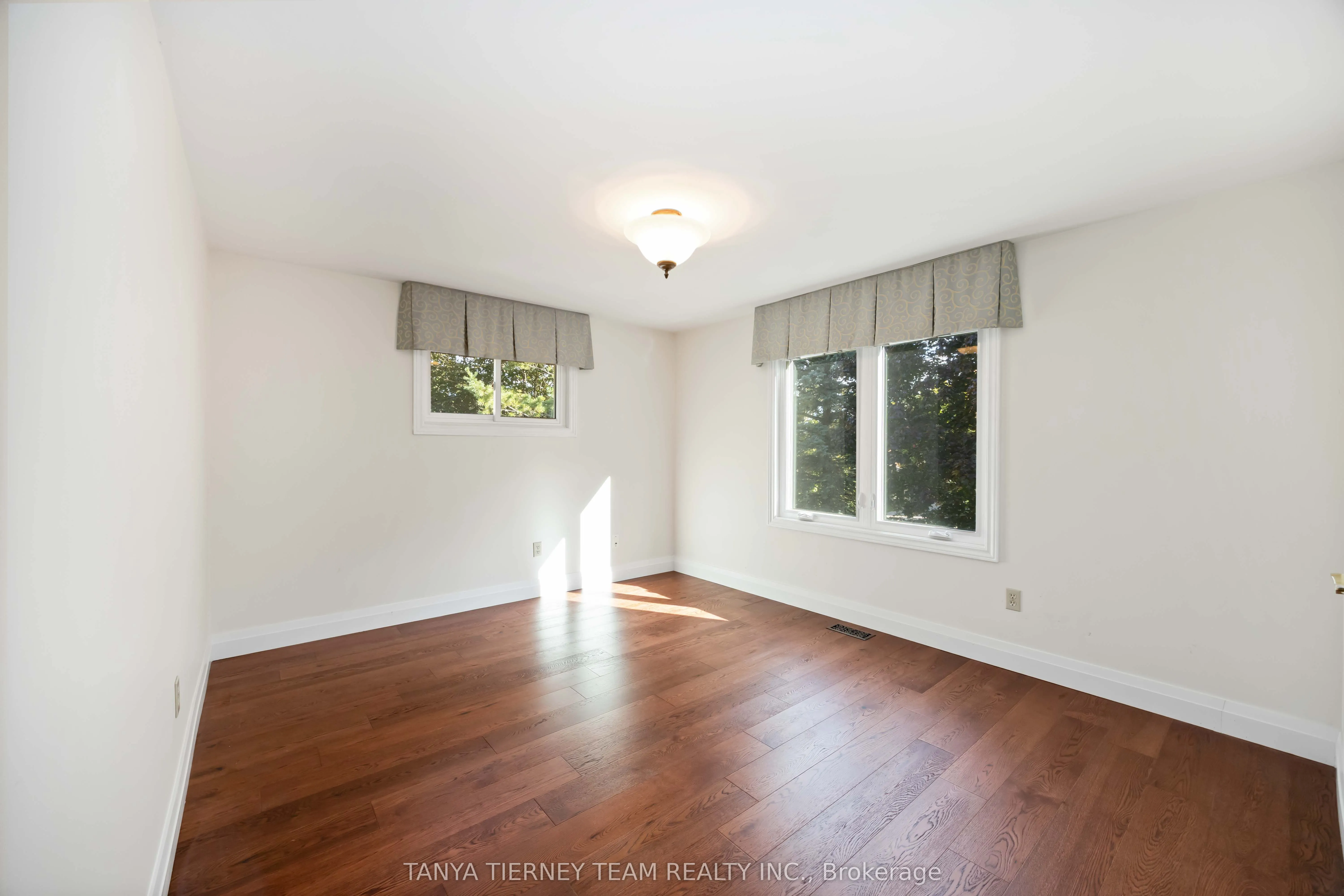 6 Lyndhurst Crescent