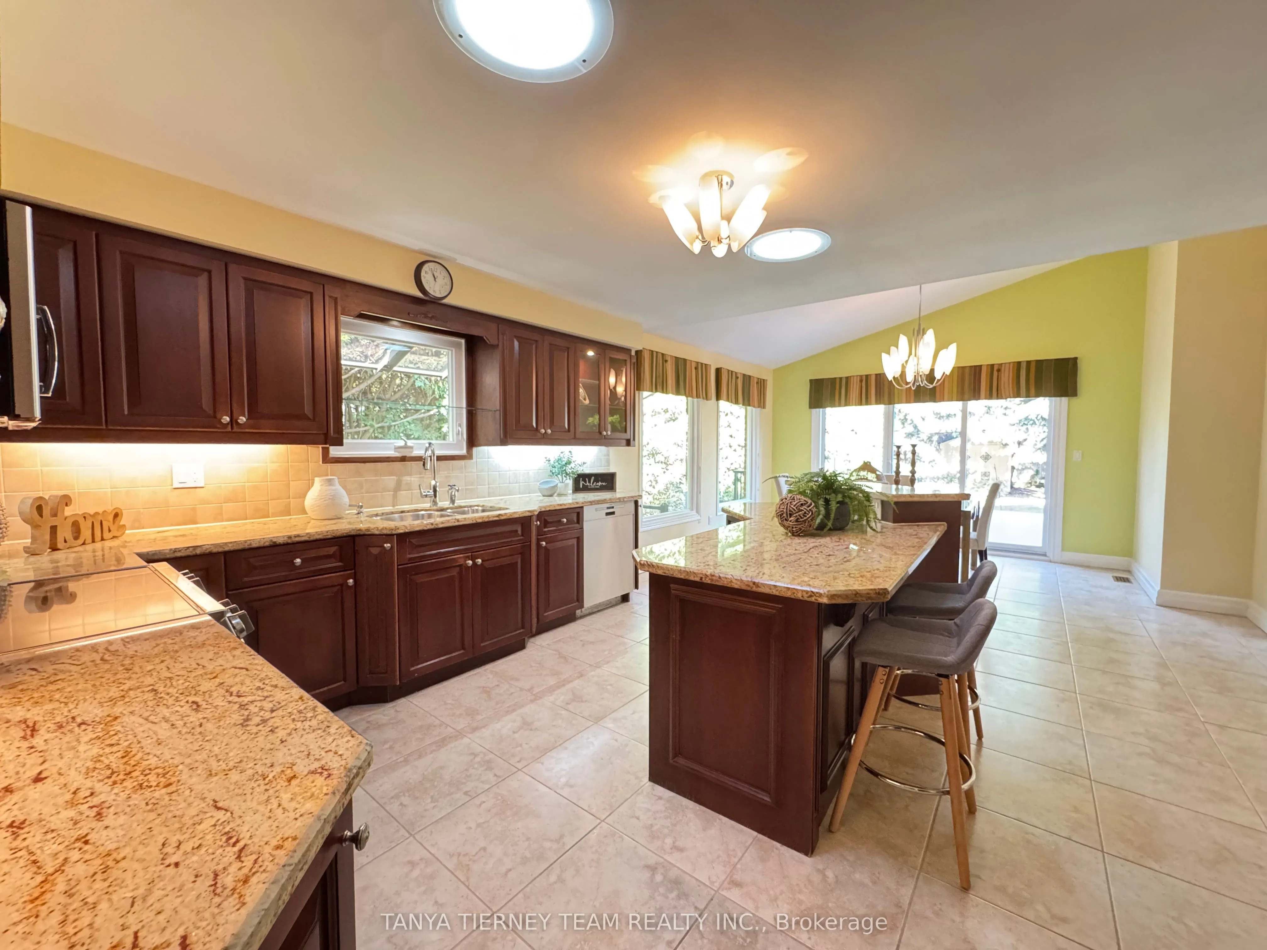 6 Lyndhurst Crescent