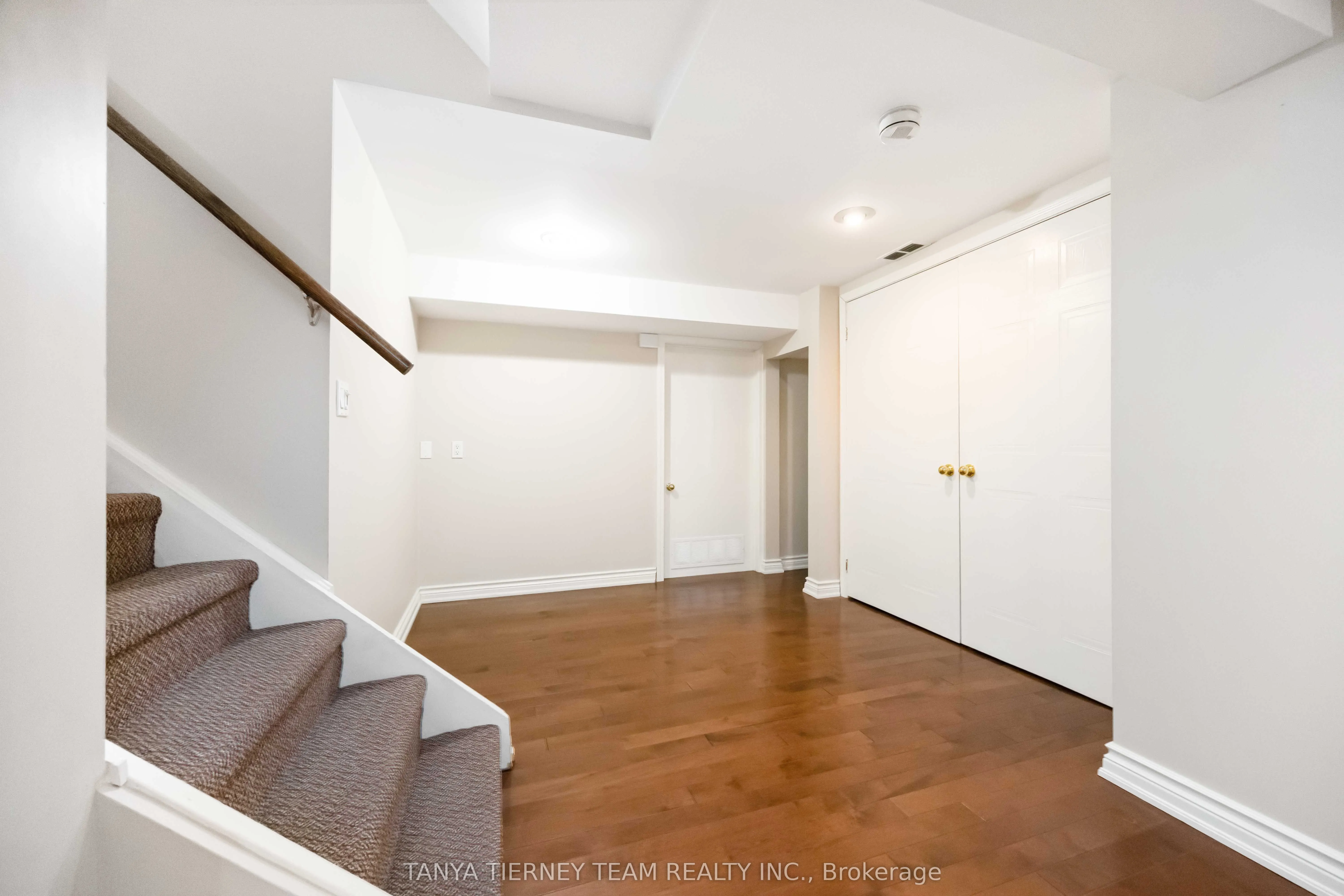 6 Lyndhurst Crescent