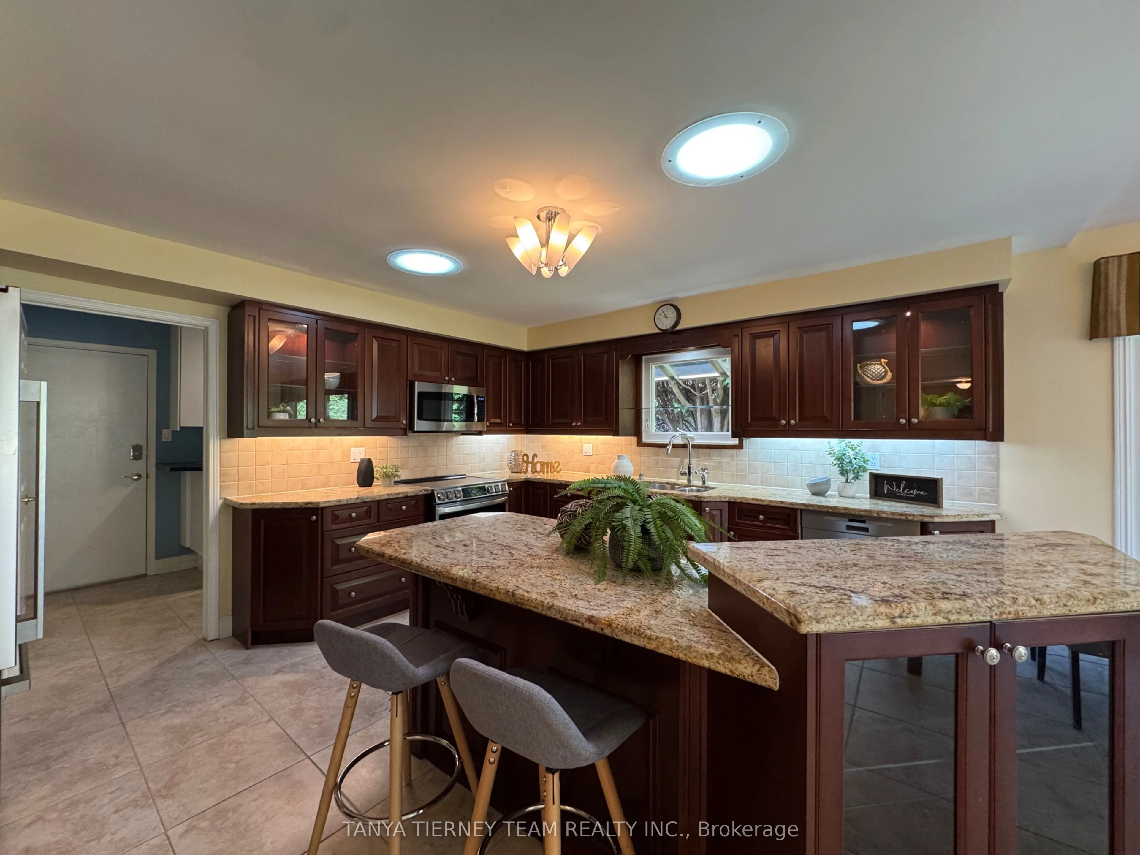 6 Lyndhurst Crescent