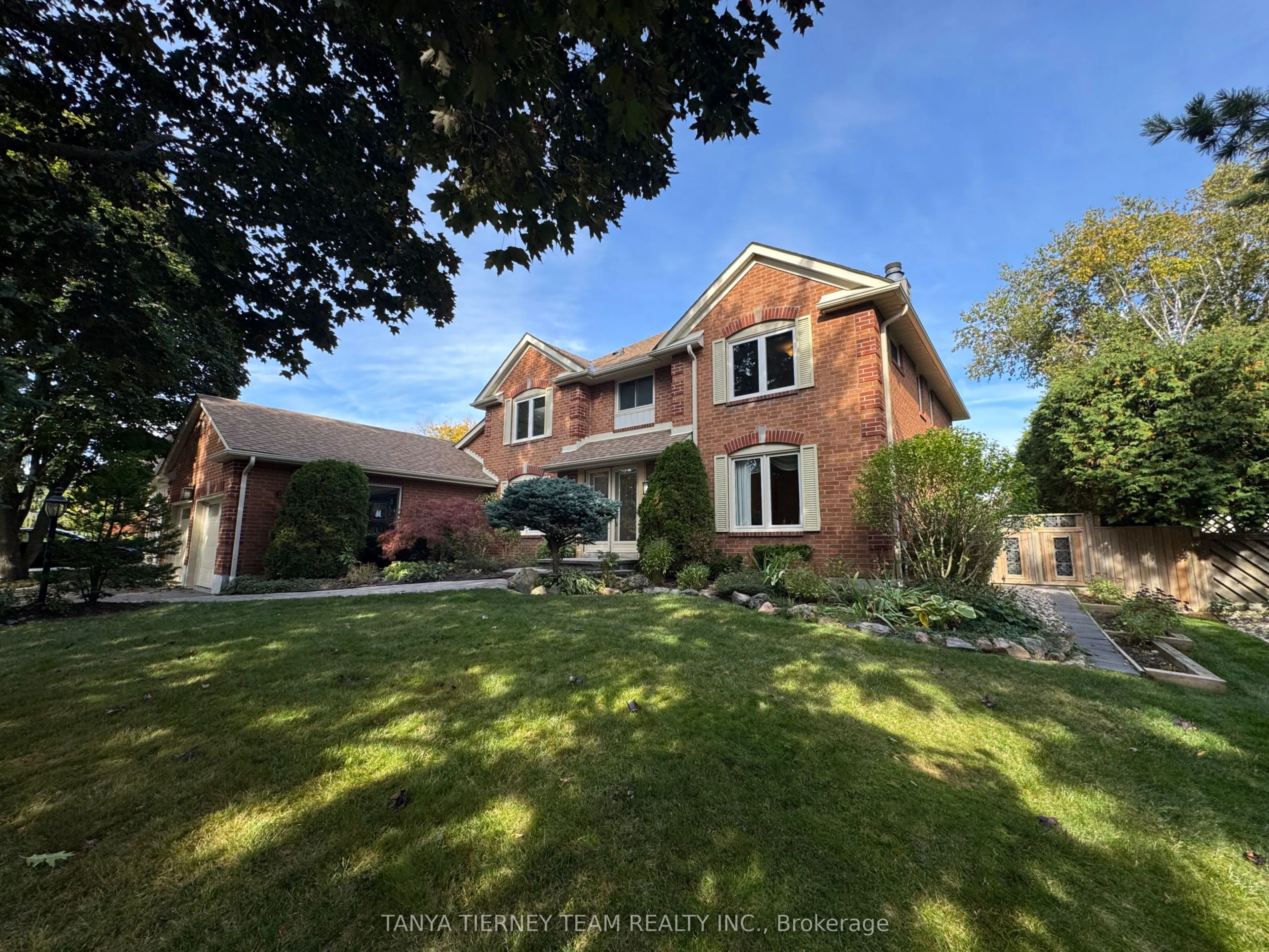 6 Lyndhurst Crescent