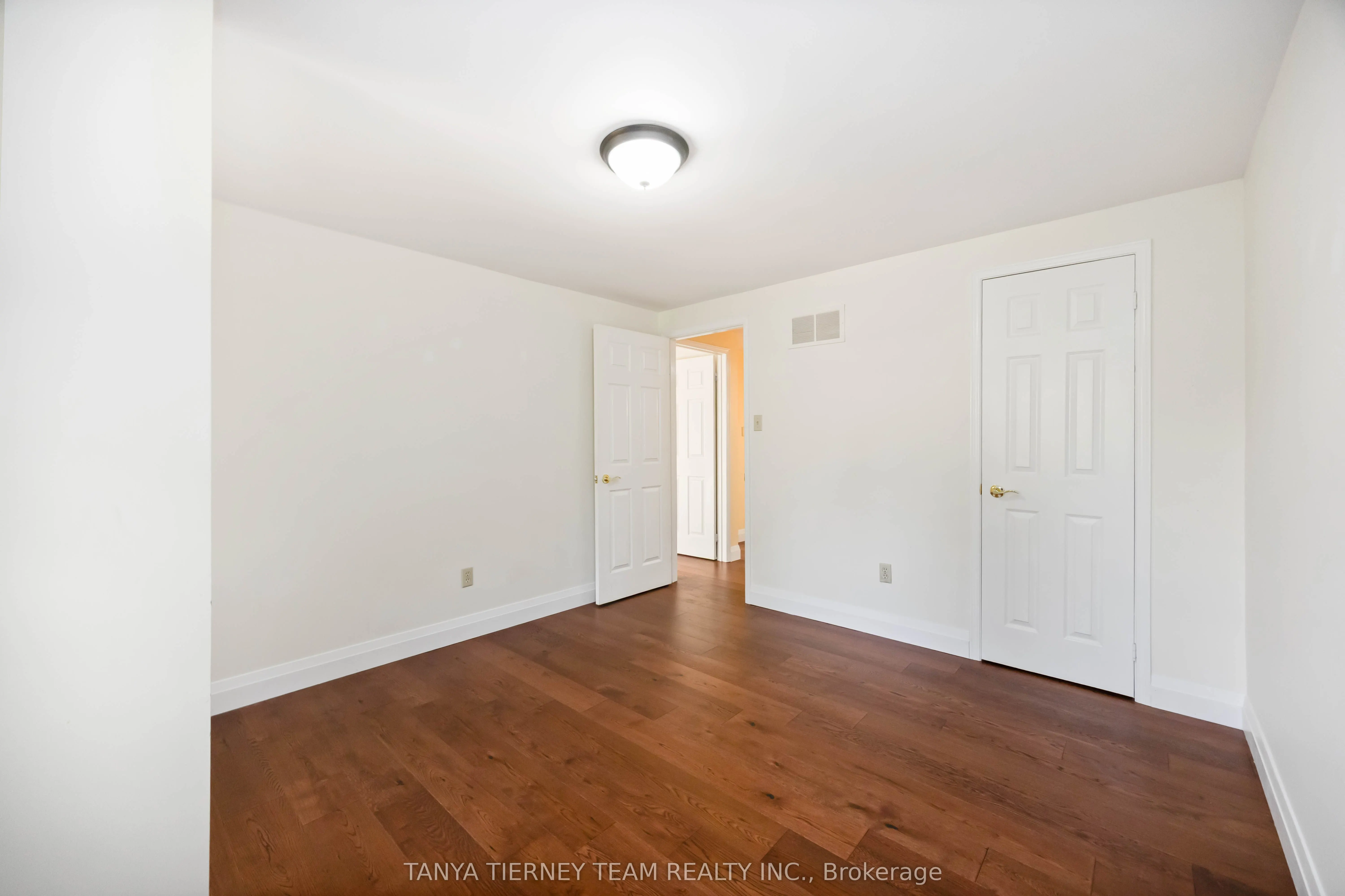 6 Lyndhurst Crescent