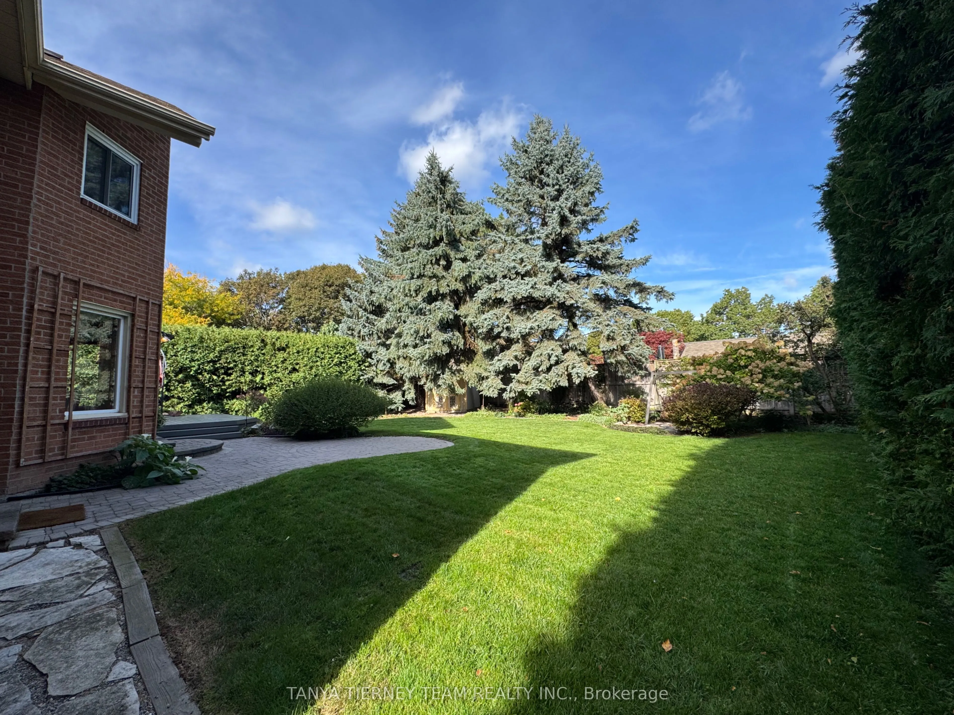 6 Lyndhurst Crescent