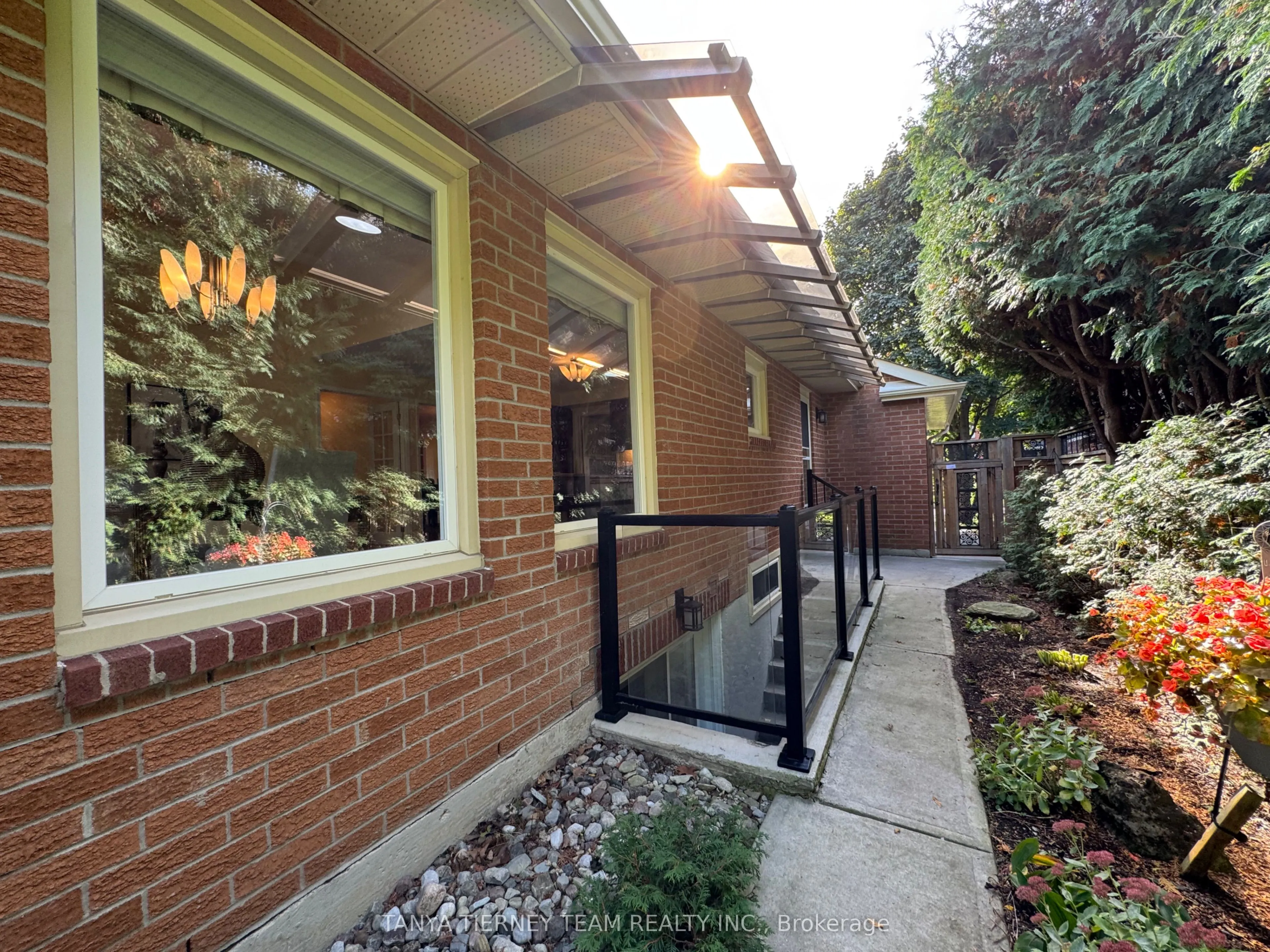 6 Lyndhurst Crescent