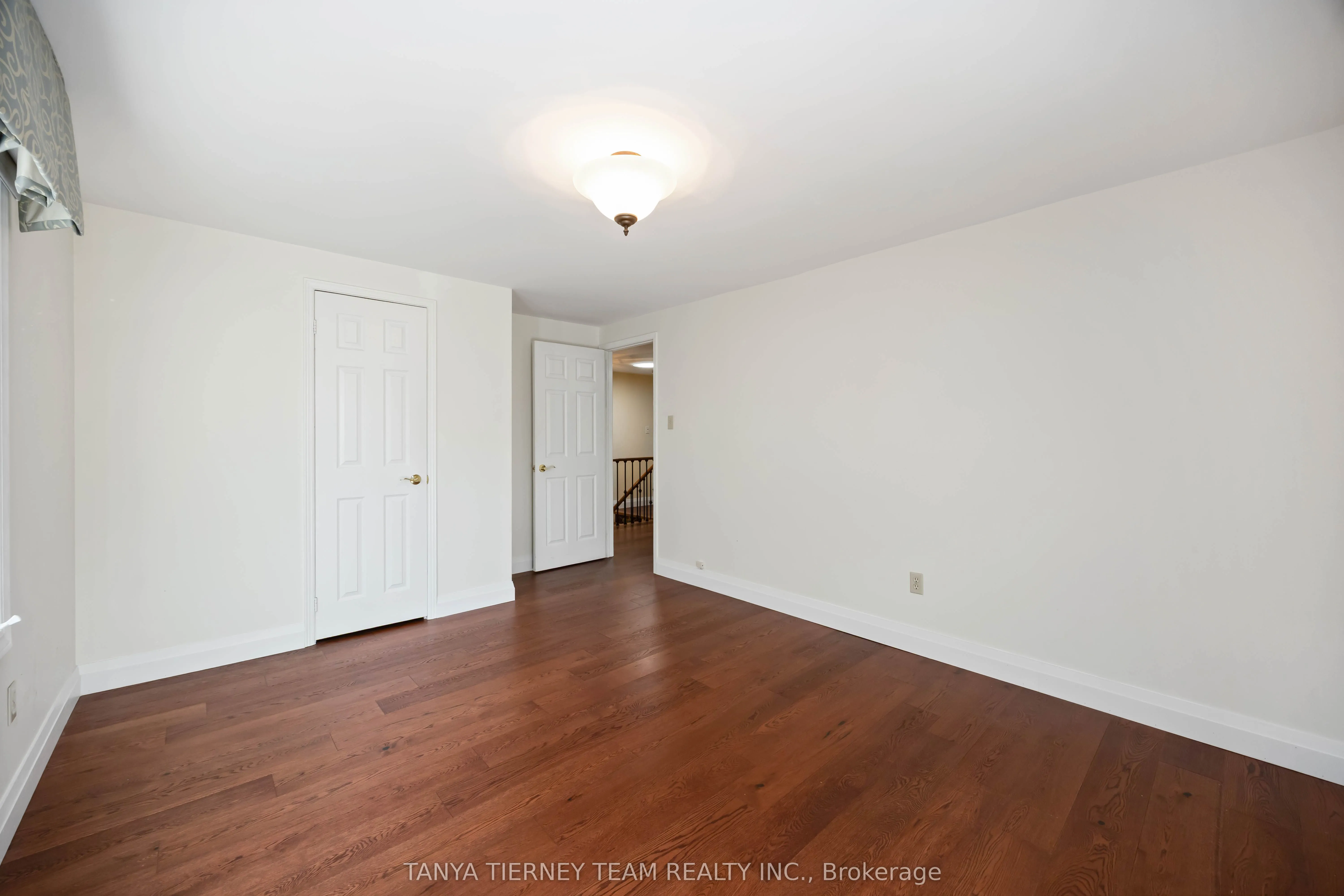 6 Lyndhurst Crescent