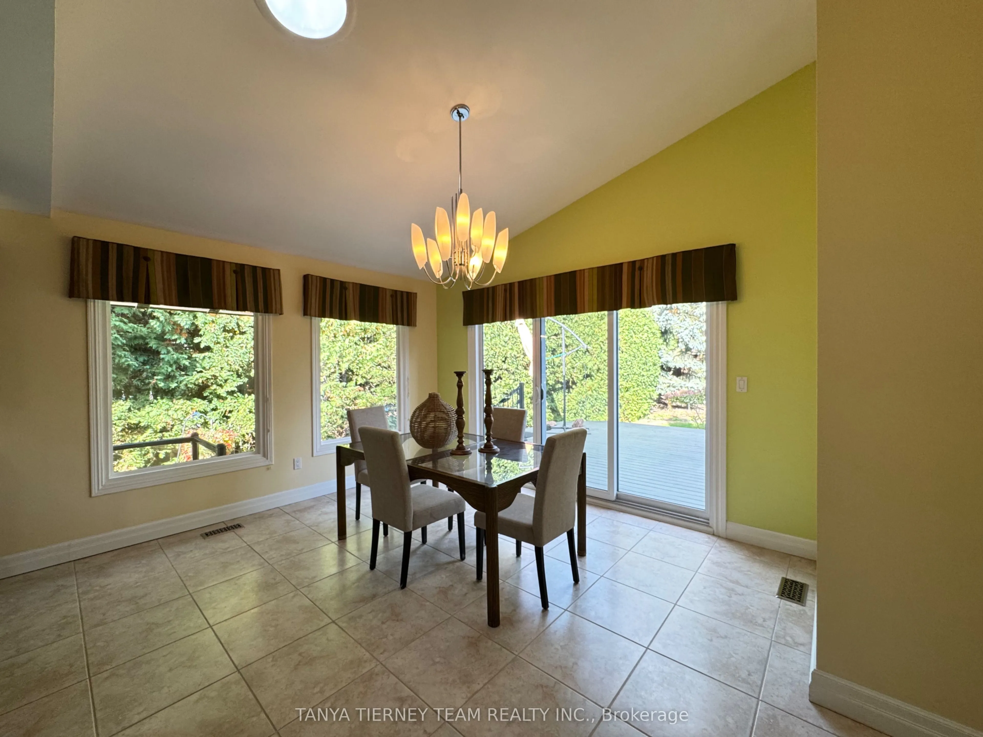 6 Lyndhurst Crescent