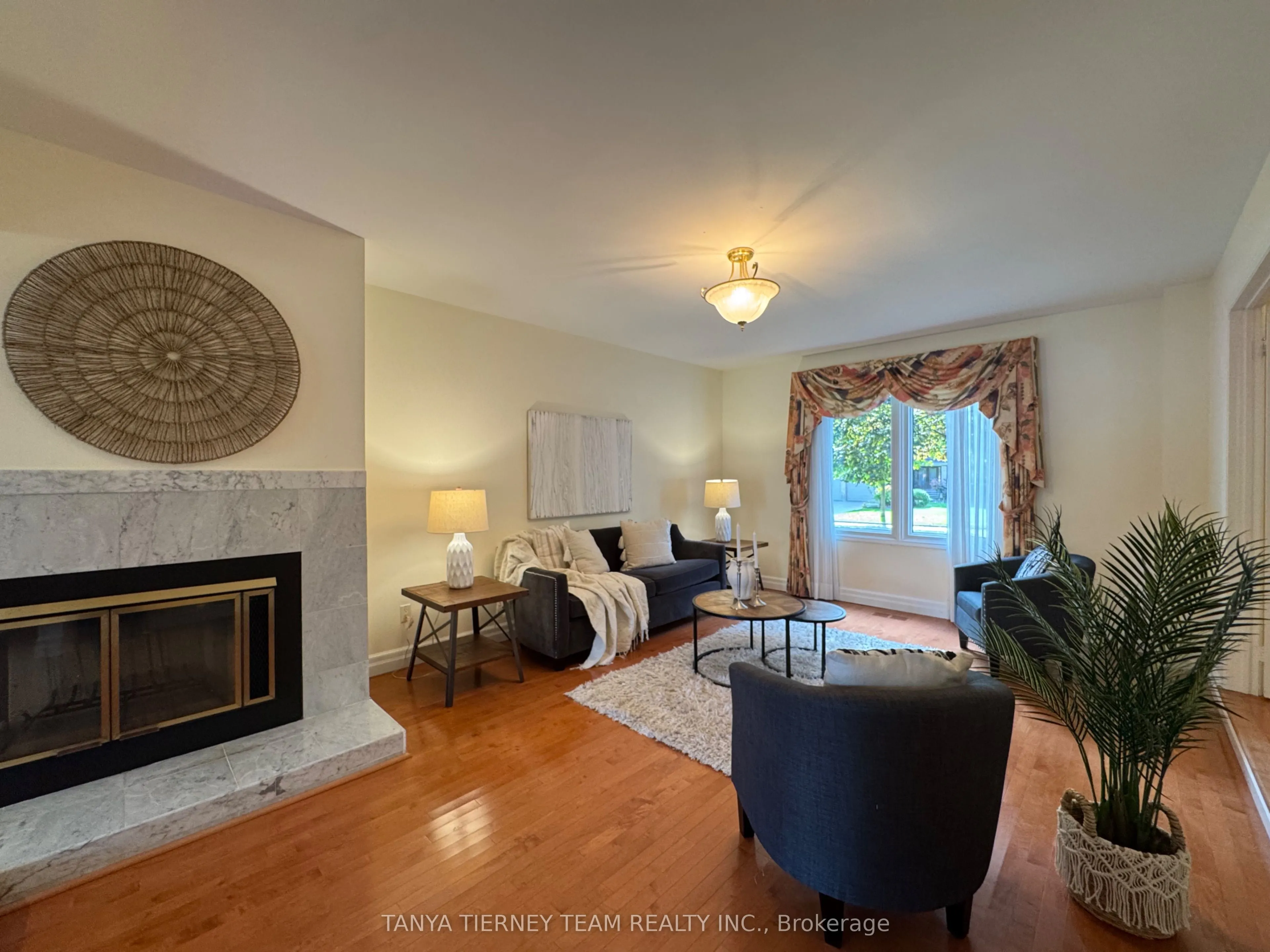 6 Lyndhurst Crescent