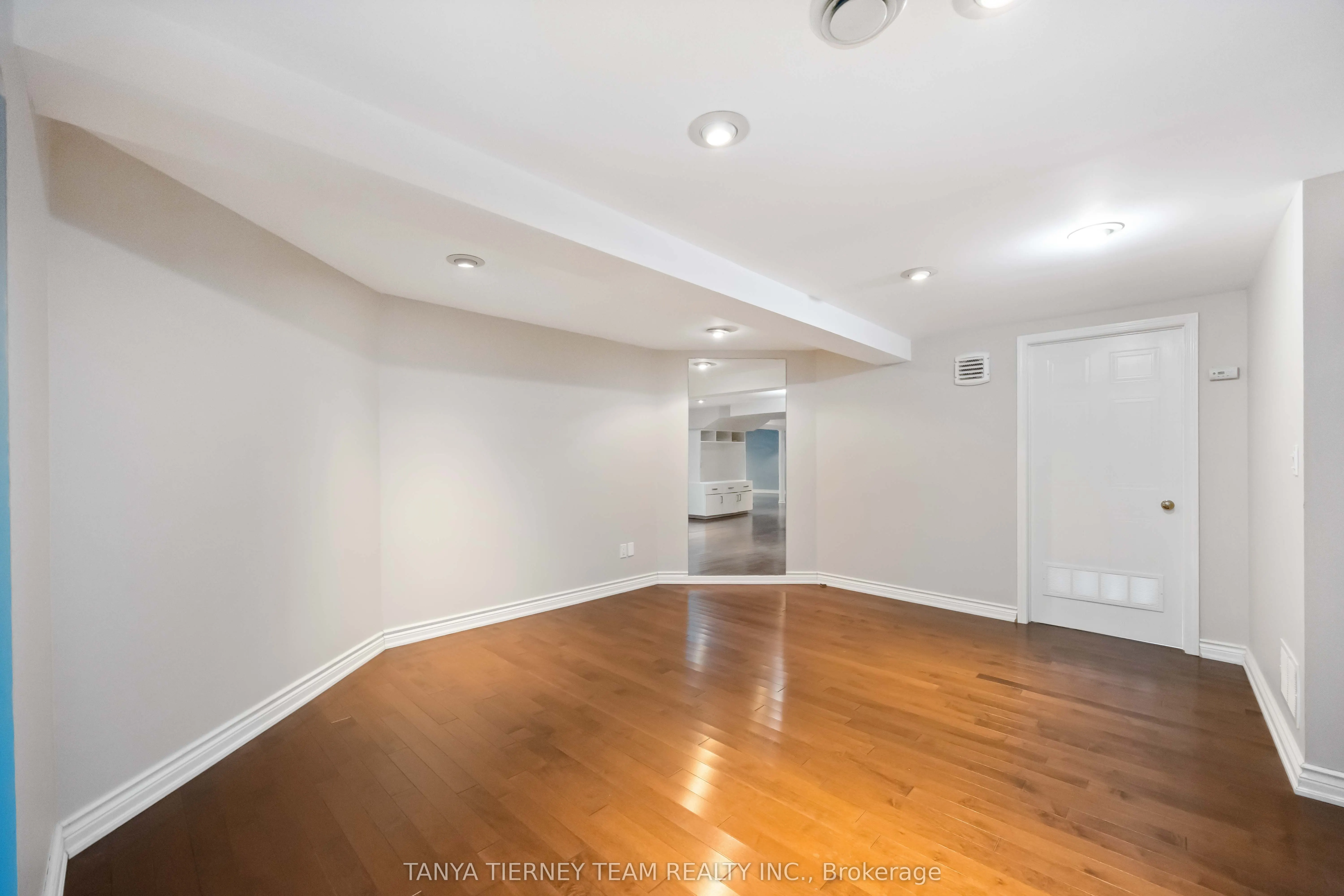 6 Lyndhurst Crescent