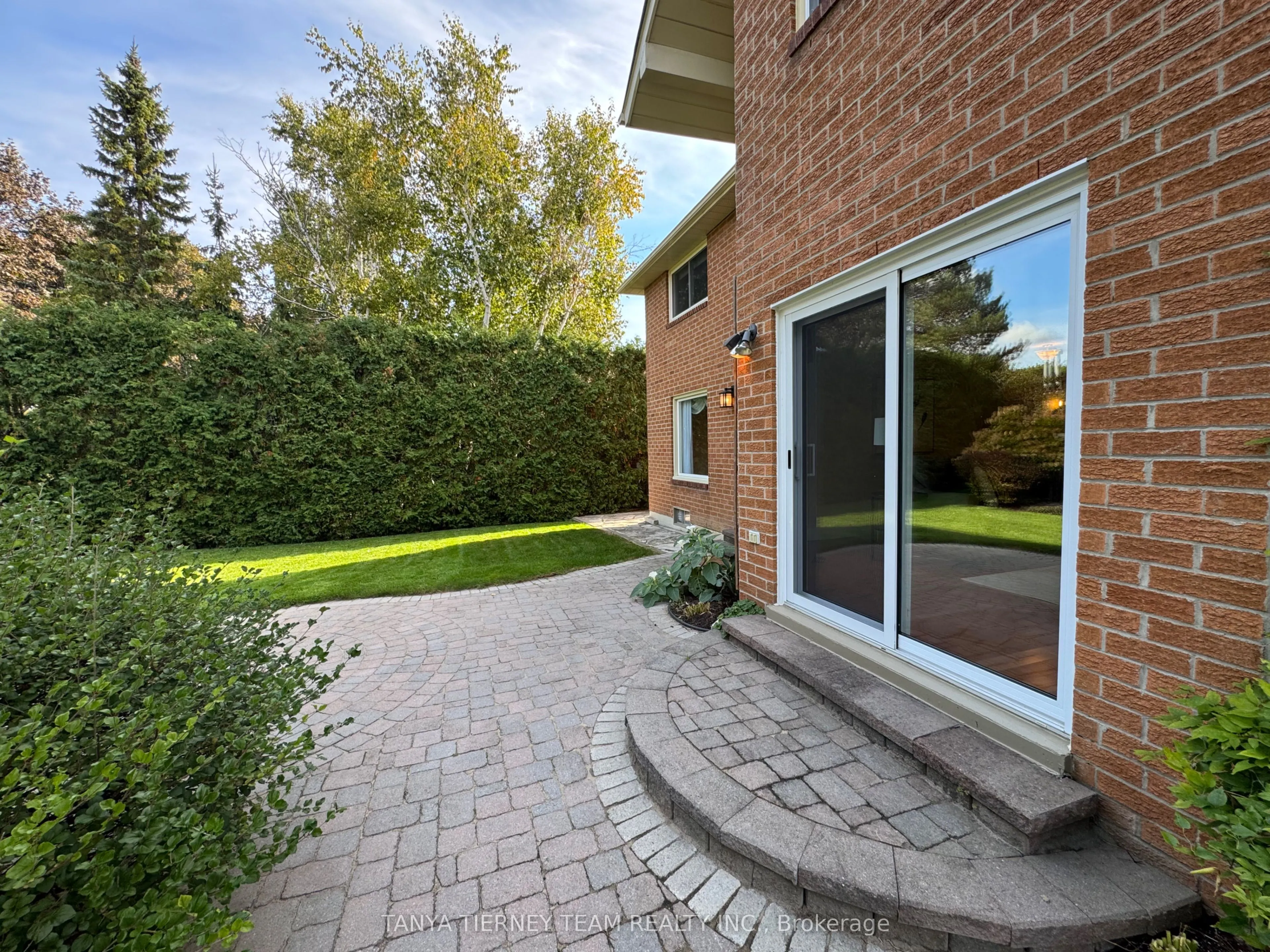 6 Lyndhurst Crescent