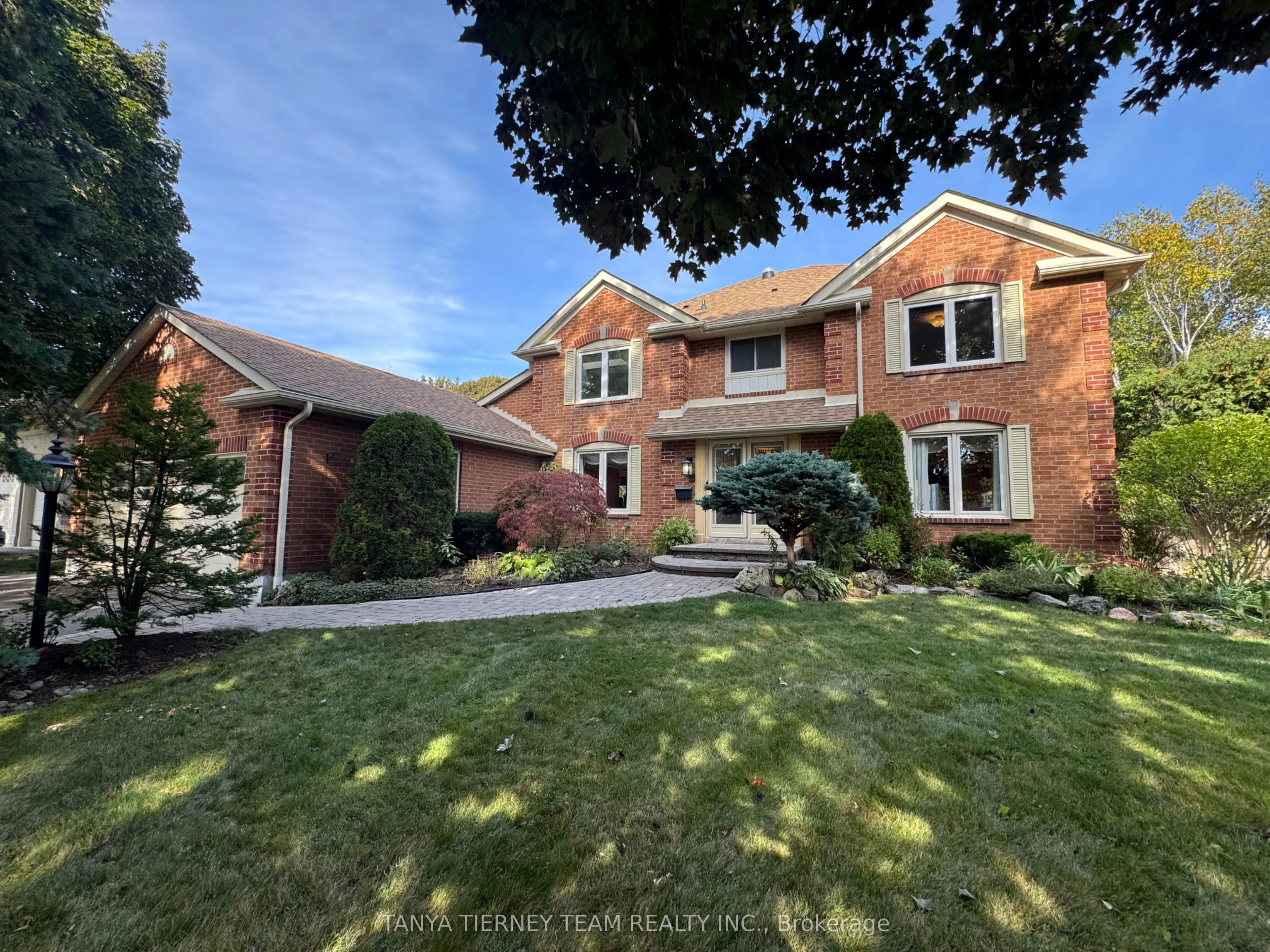 6 Lyndhurst Crescent