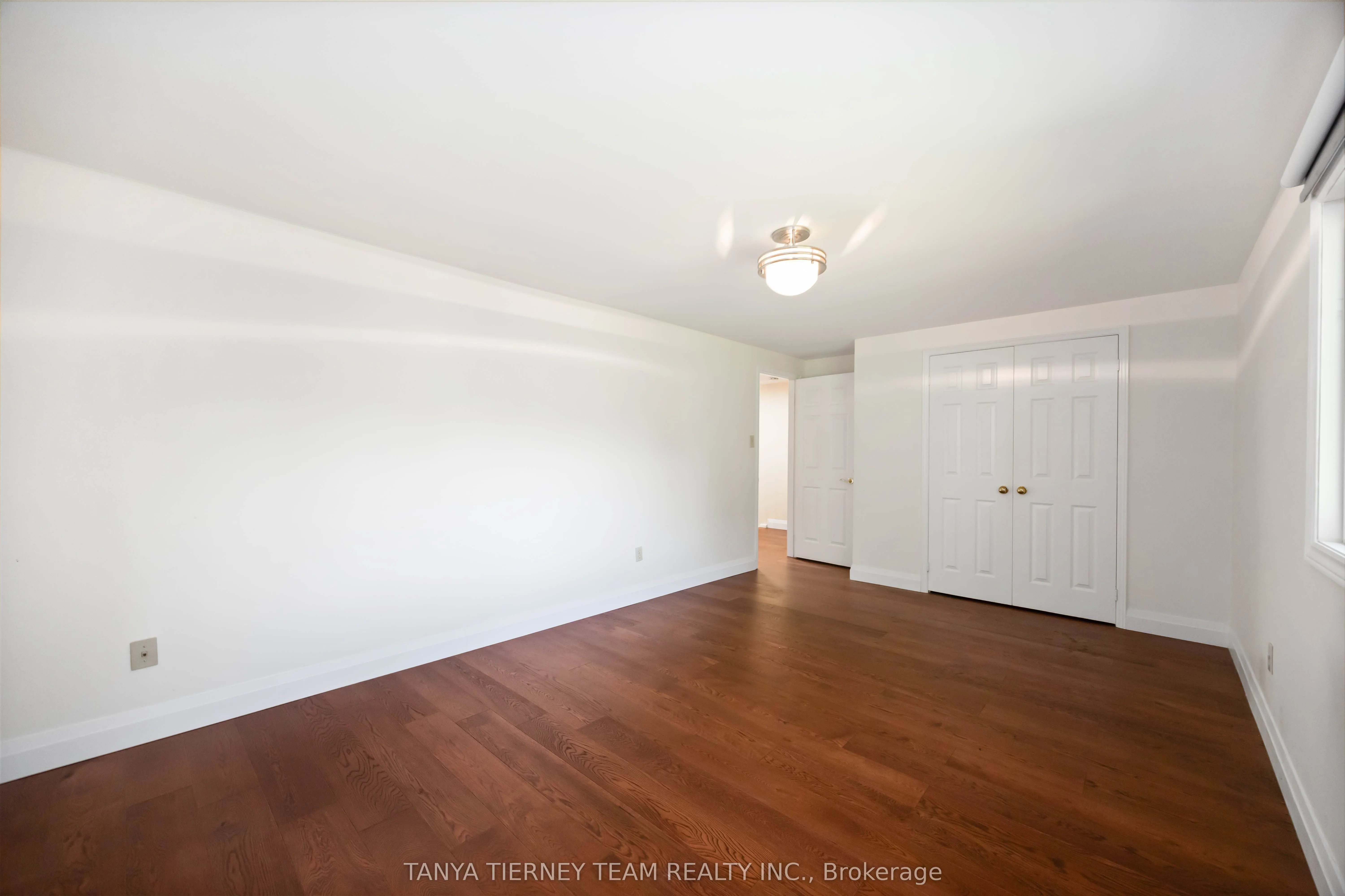 6 Lyndhurst Crescent
