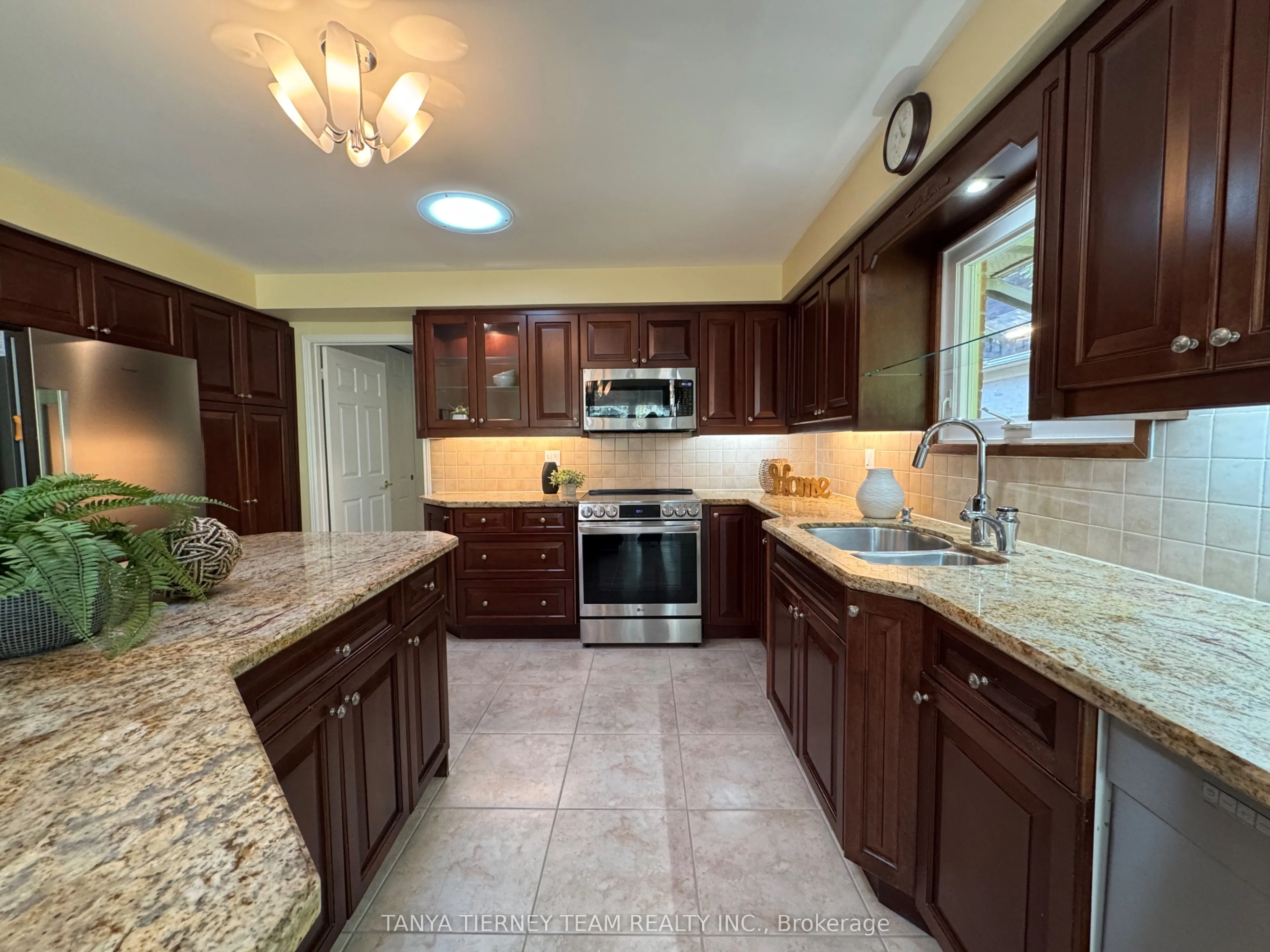 6 Lyndhurst Crescent