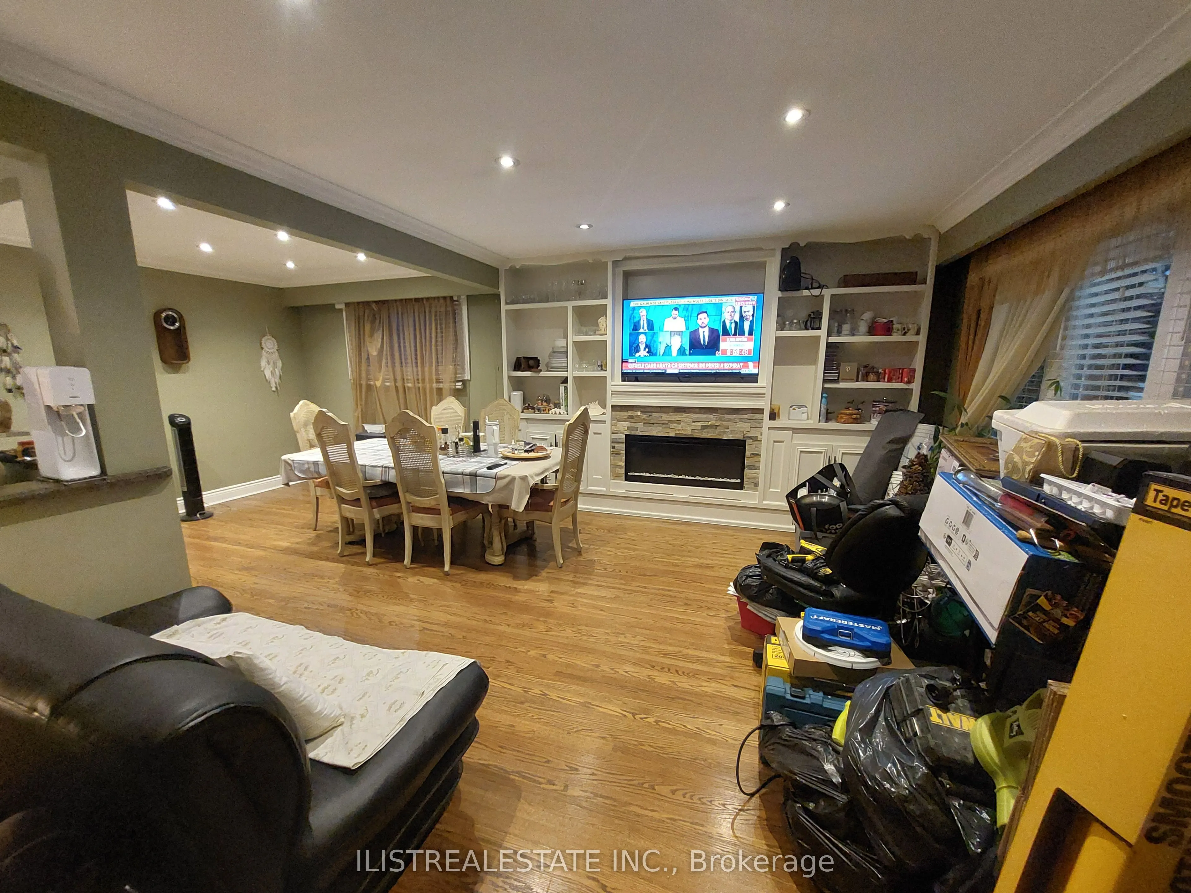 48 Lozoway Drive, #Main and Upper