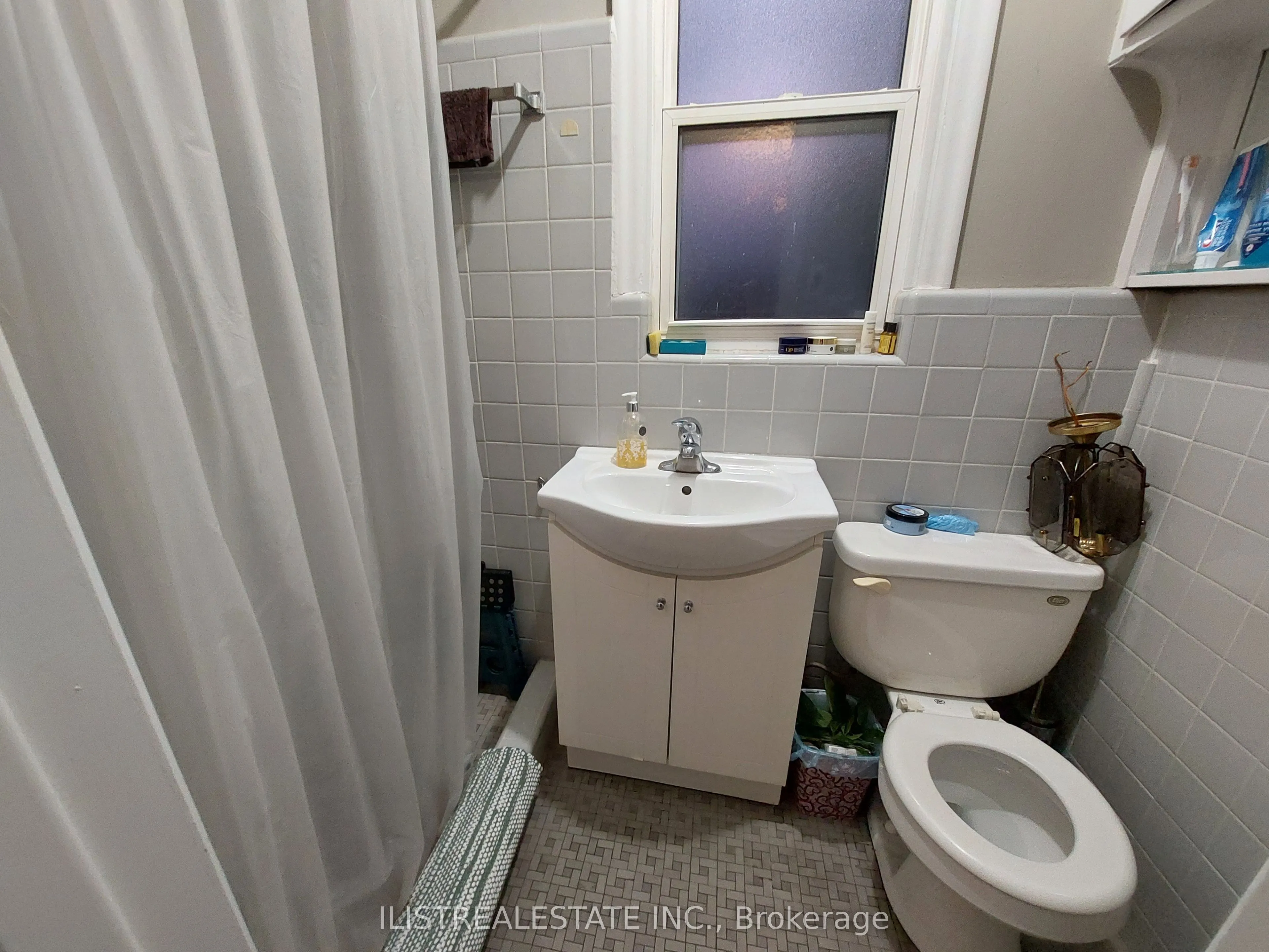 48 Lozoway Drive, #Main and Upper