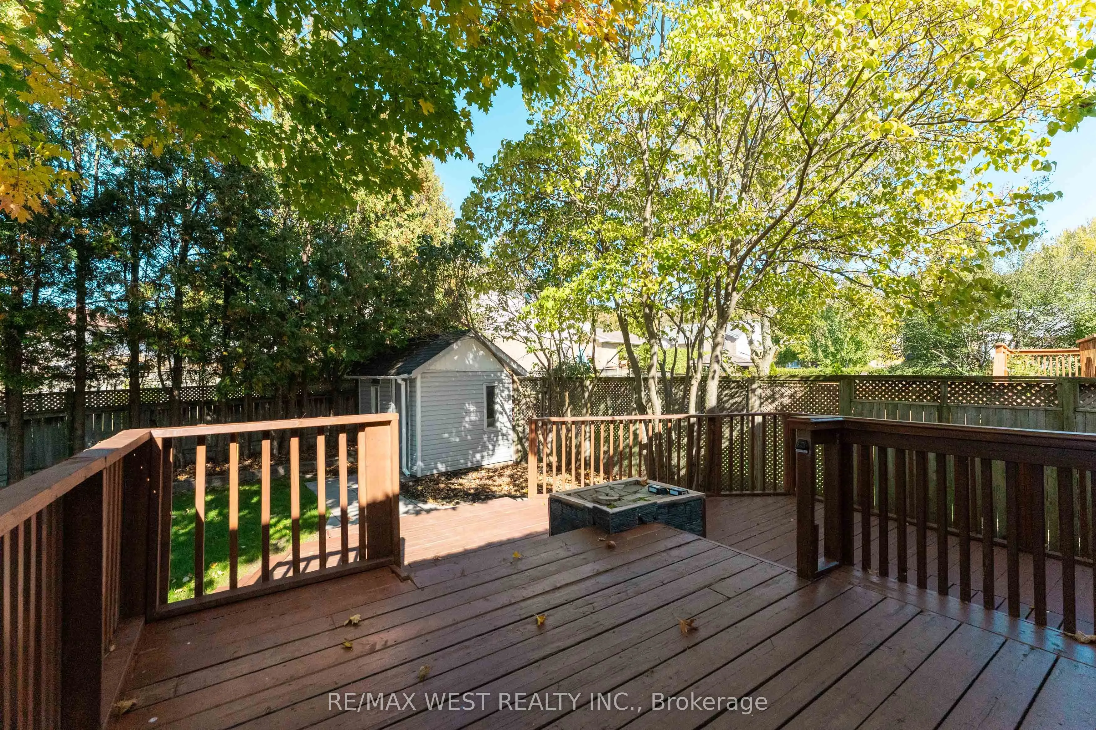 852 Beatrice Street E