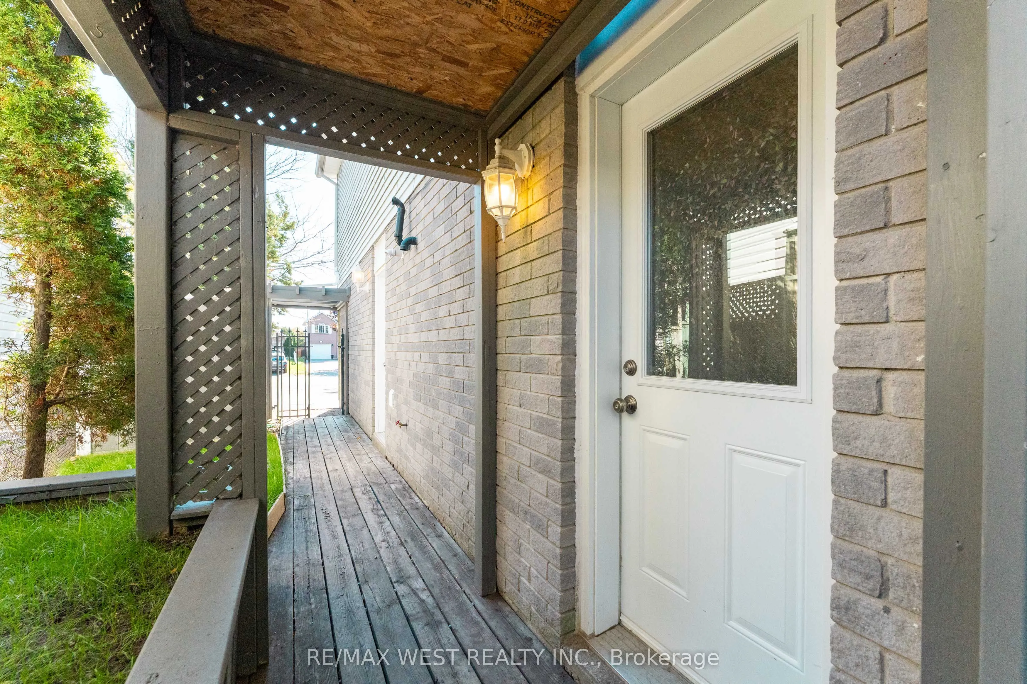 852 Beatrice Street E