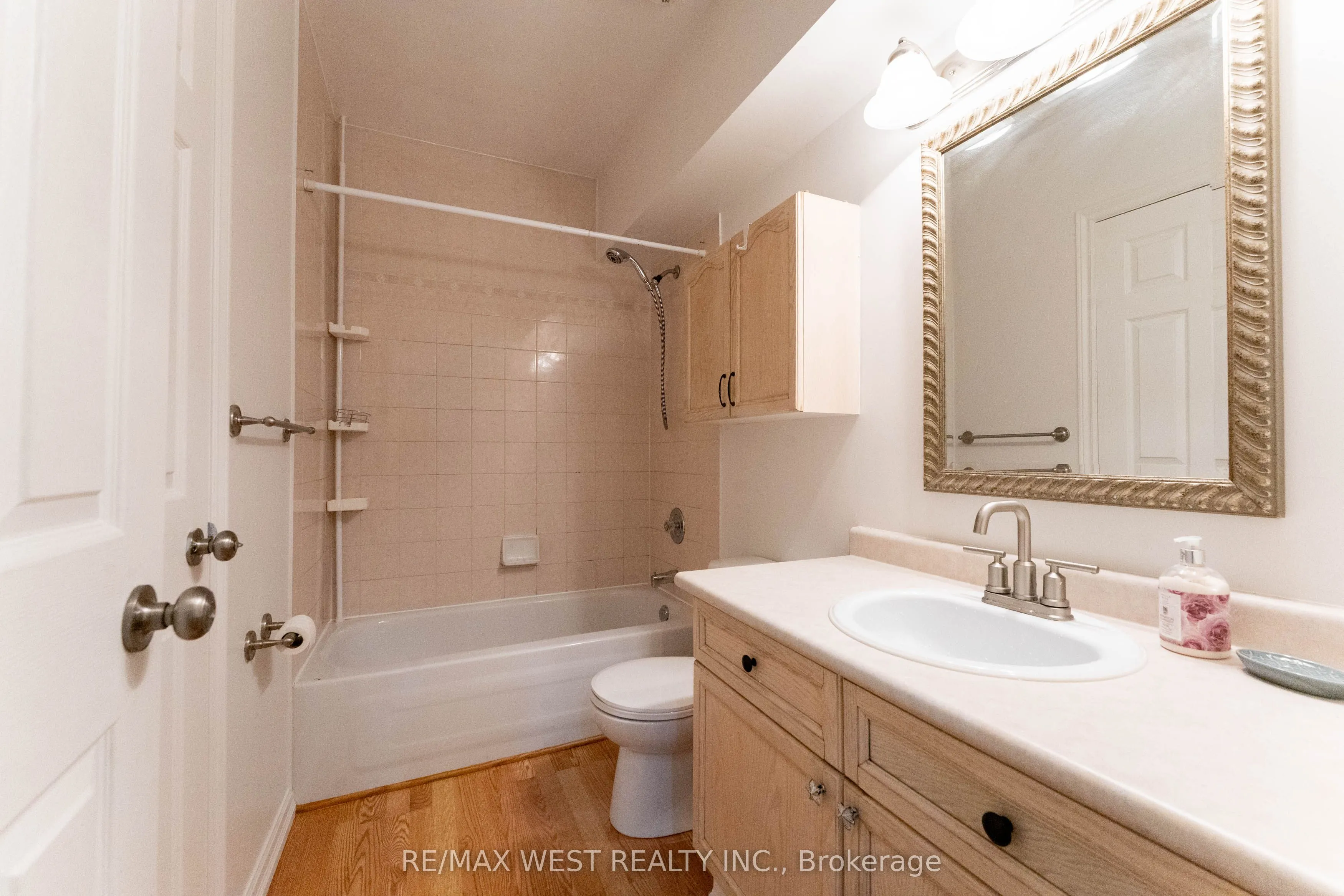 852 Beatrice Street E