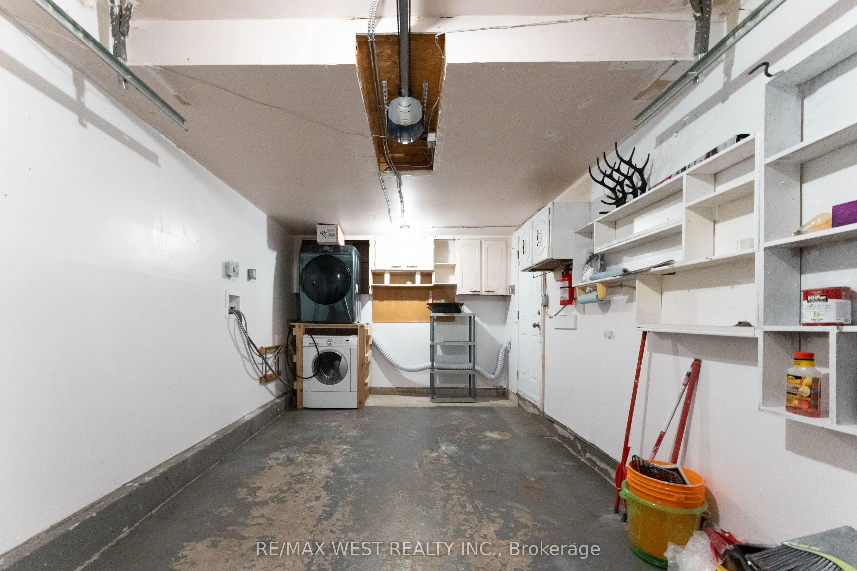 852 Beatrice Street E