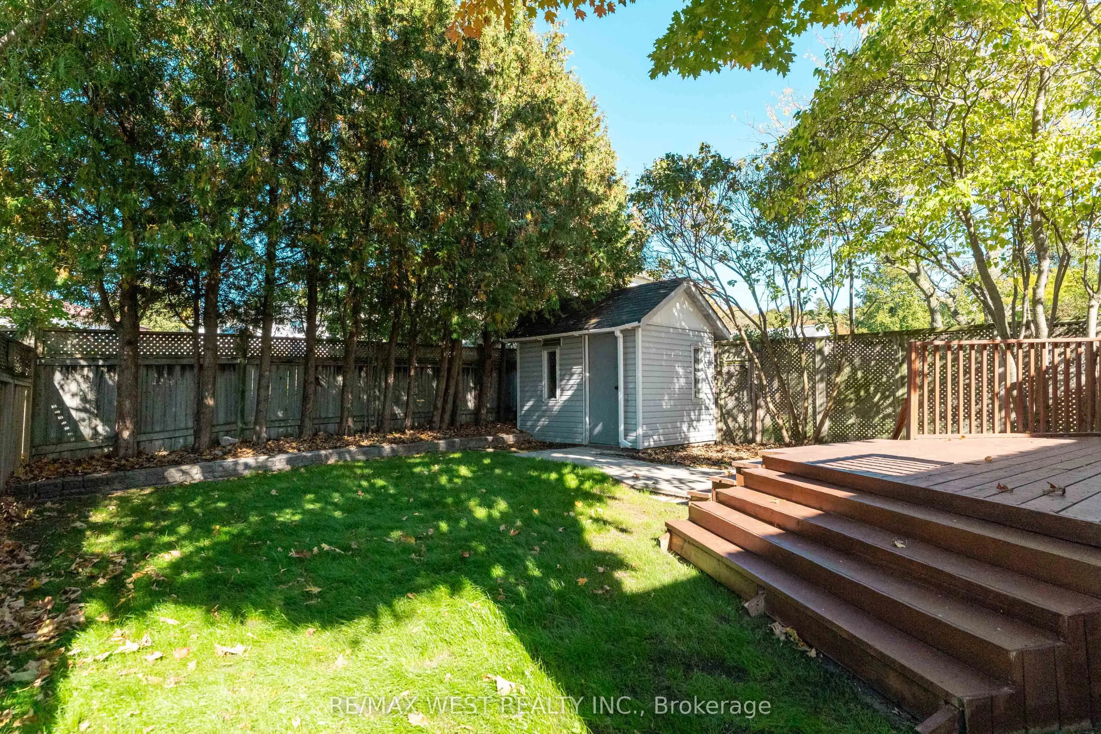 852 Beatrice Street E