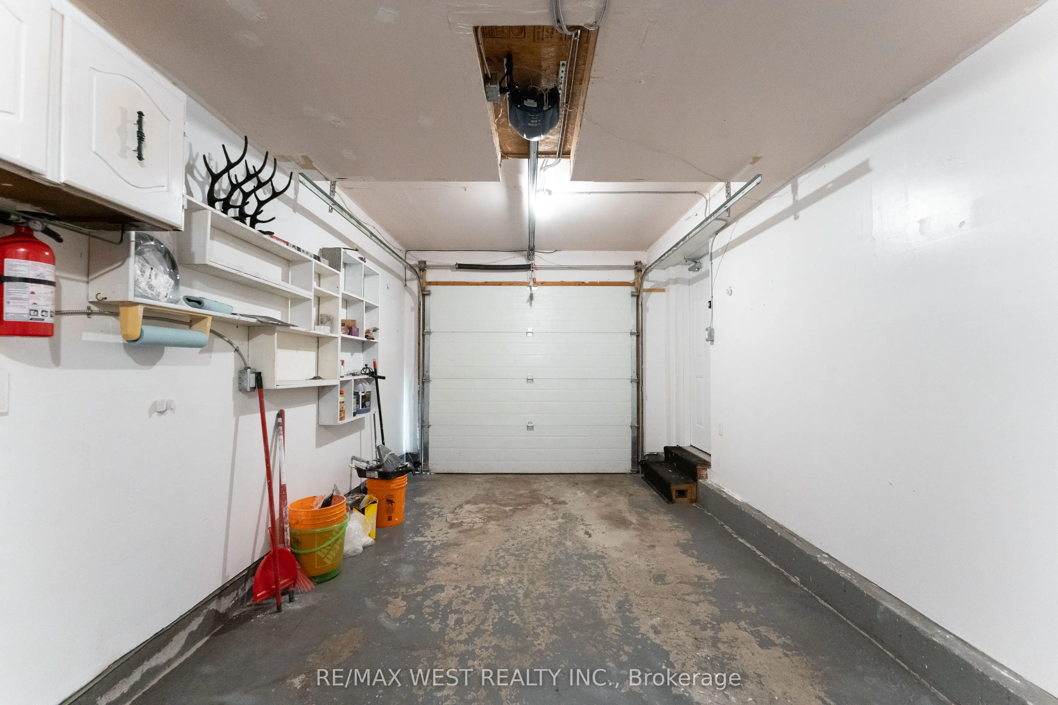 852 Beatrice Street E