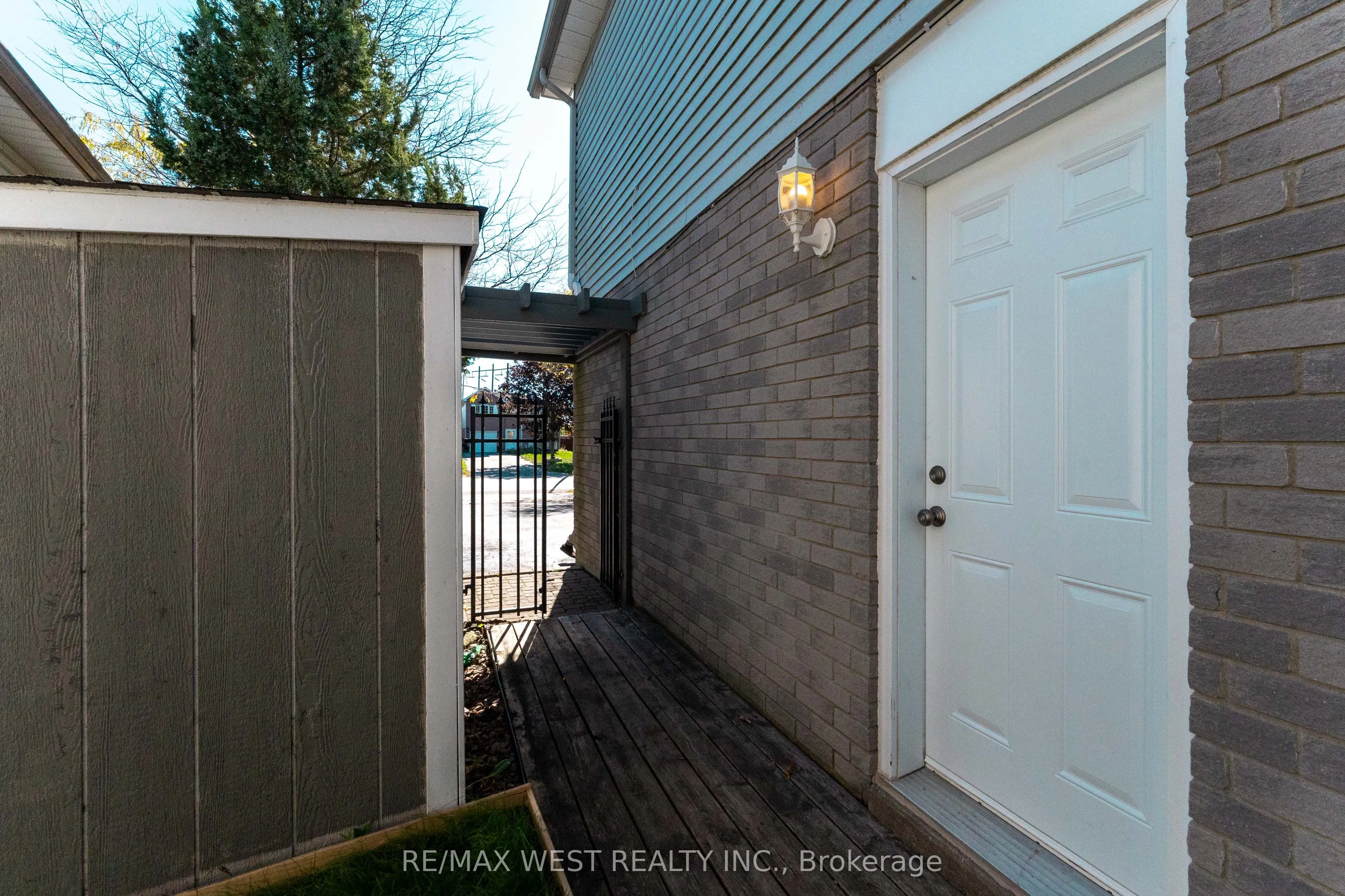 852 Beatrice Street E