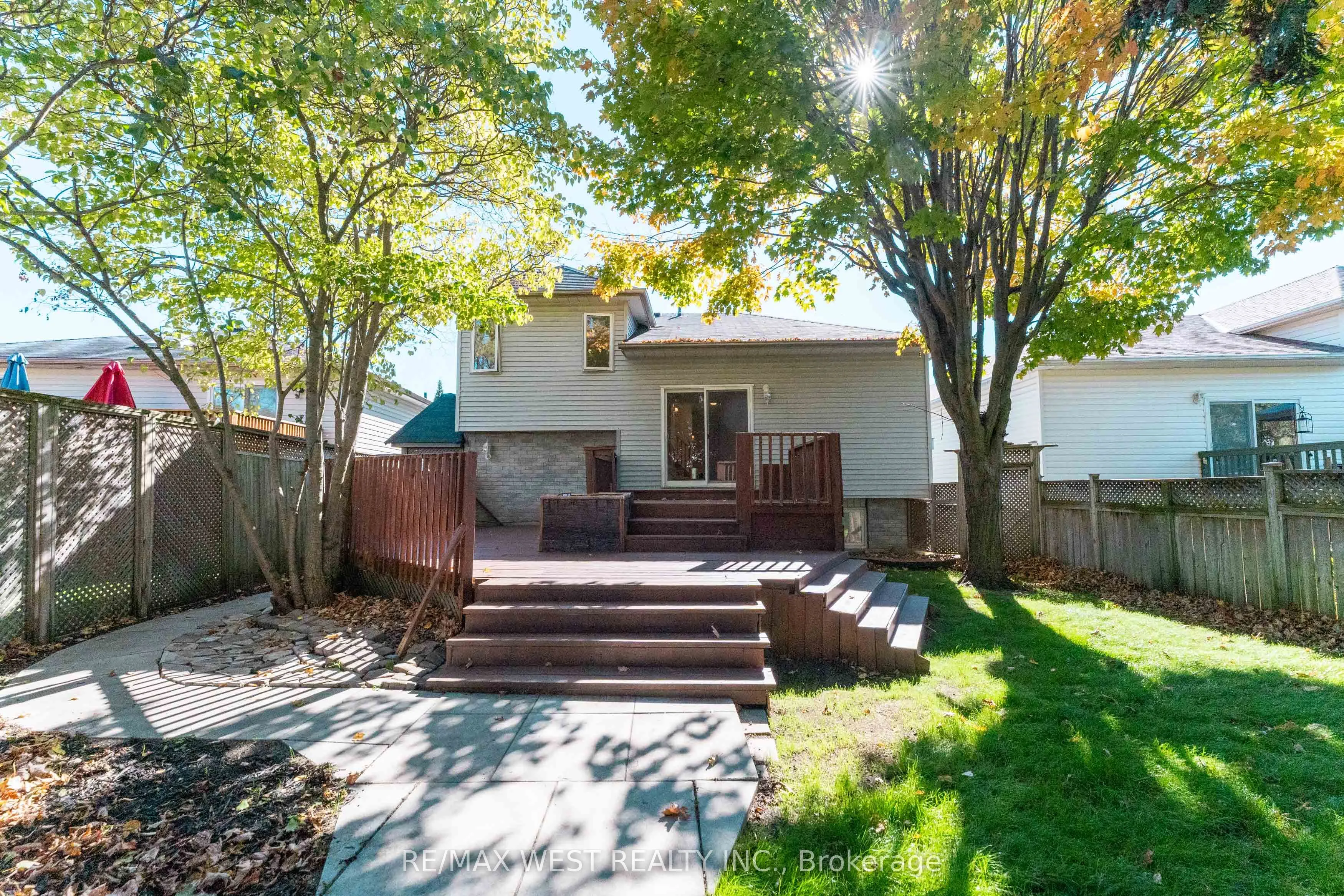 852 Beatrice Street E