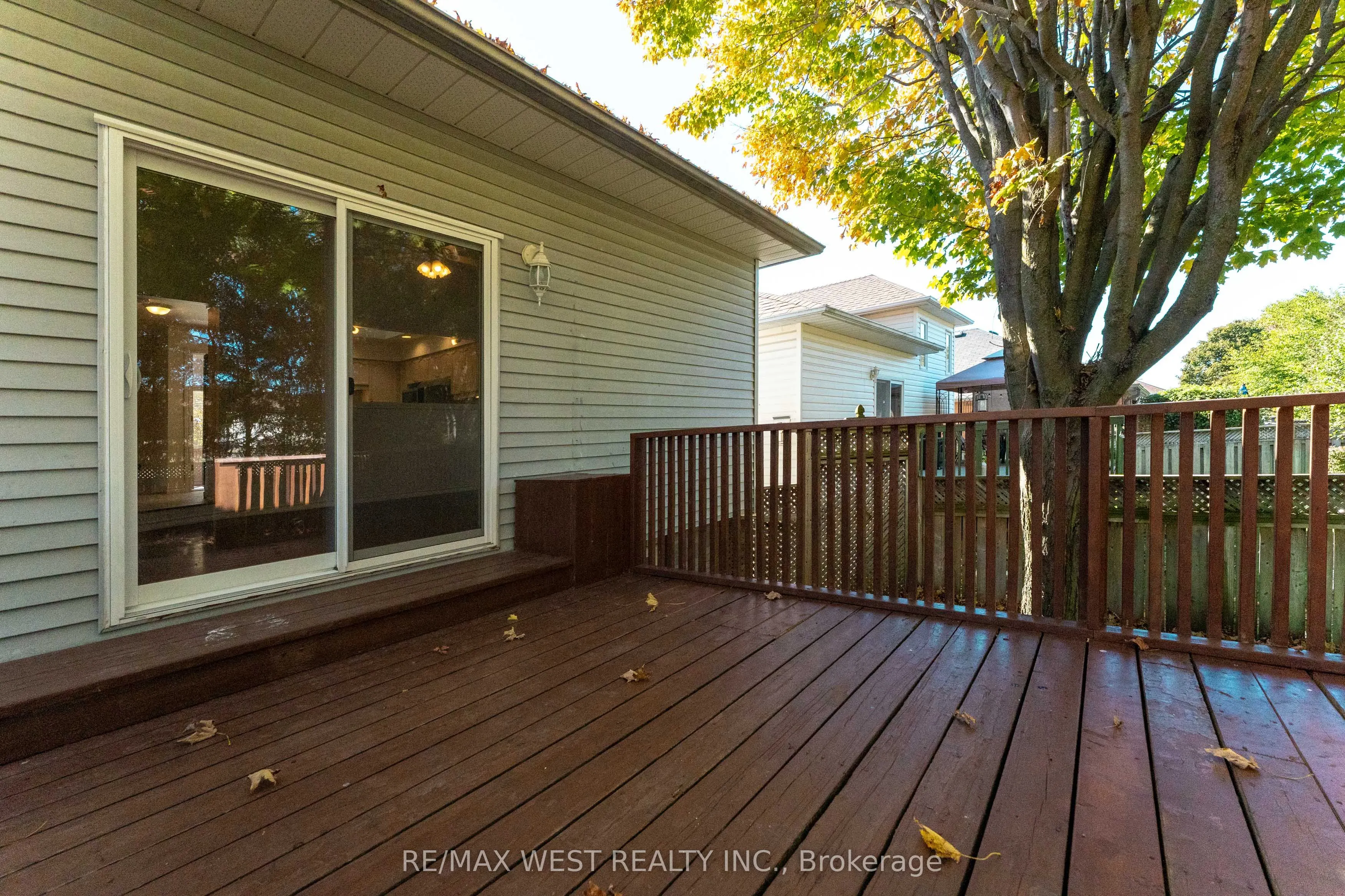 852 Beatrice Street E