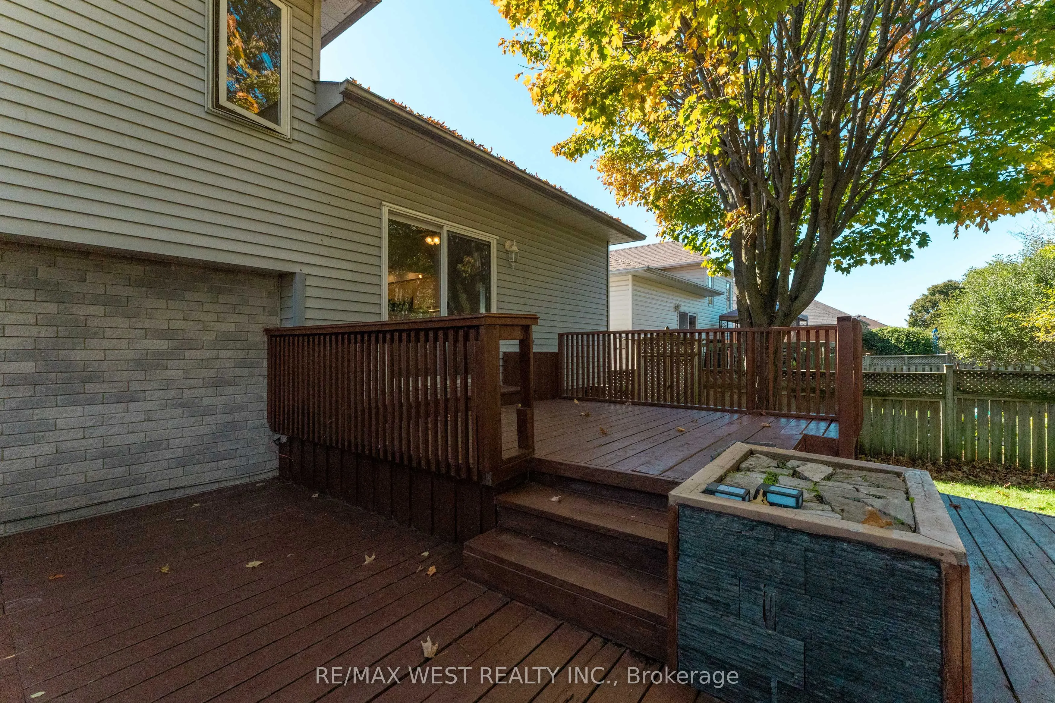 852 Beatrice Street E