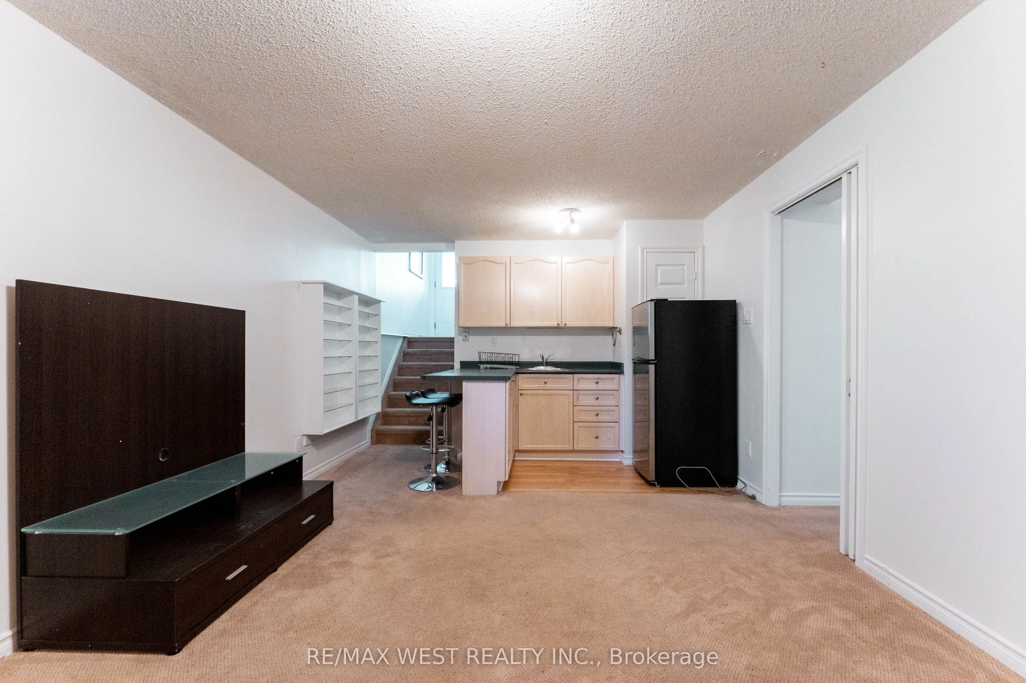 852 Beatrice Street E