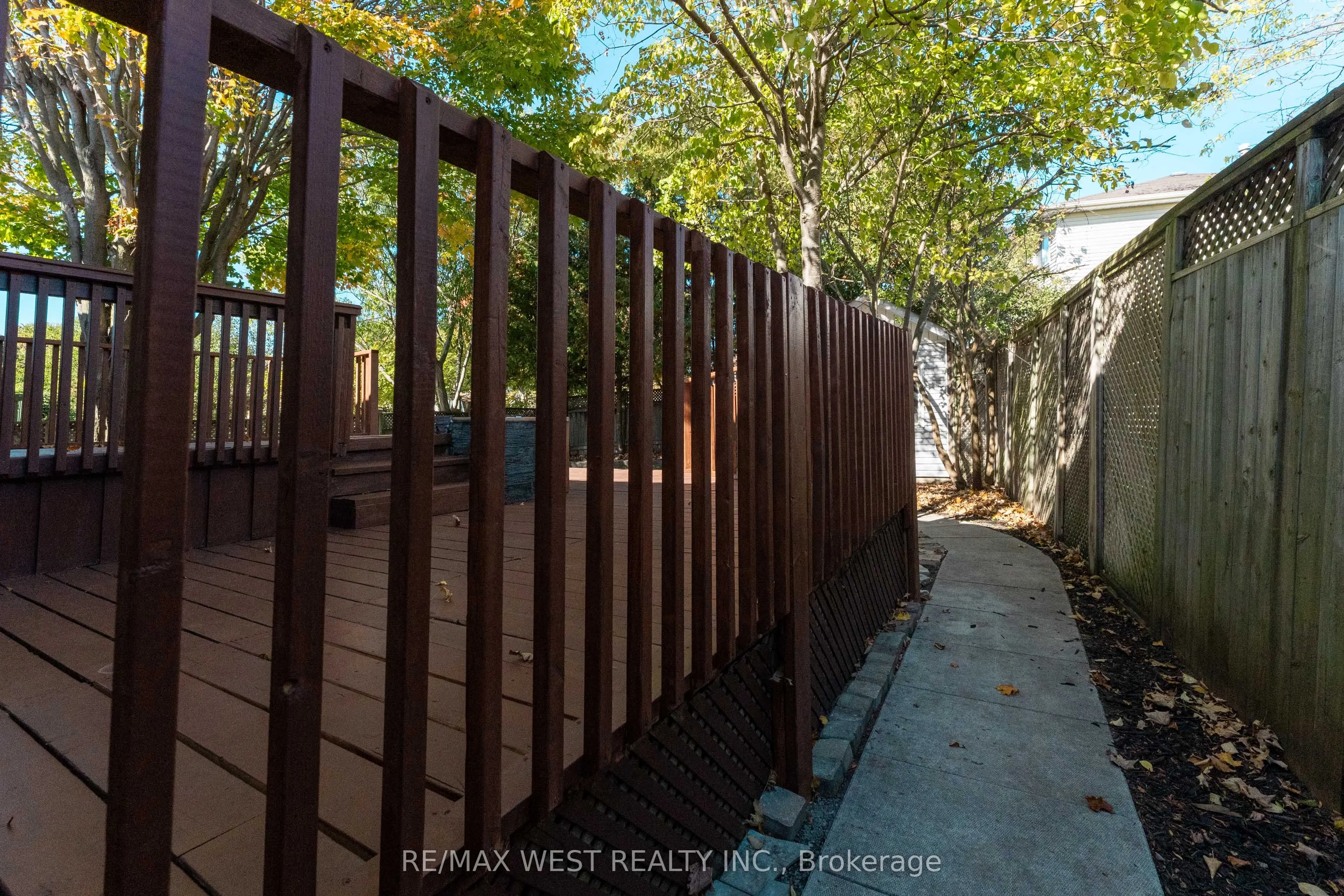 852 Beatrice Street E