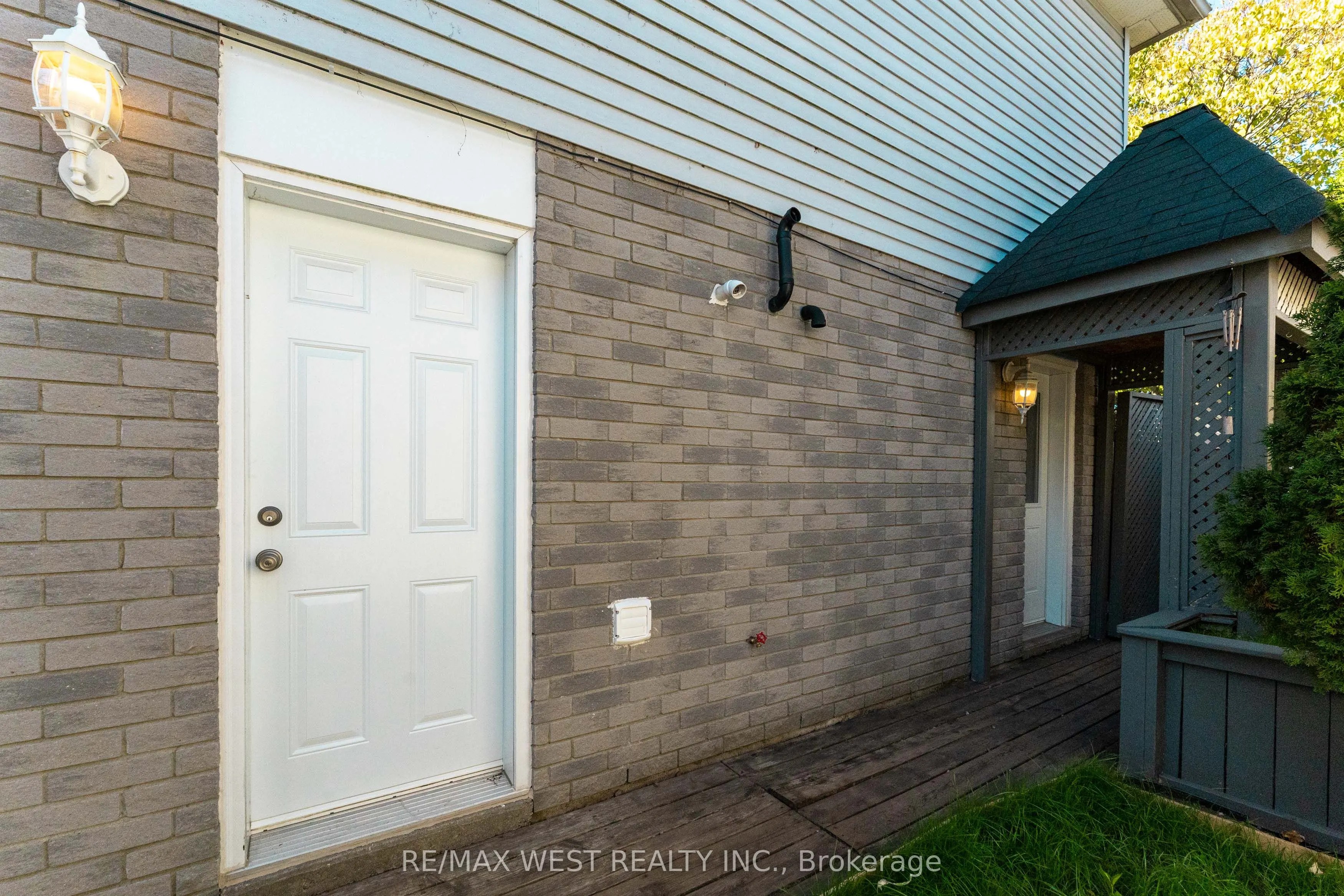 852 Beatrice Street E