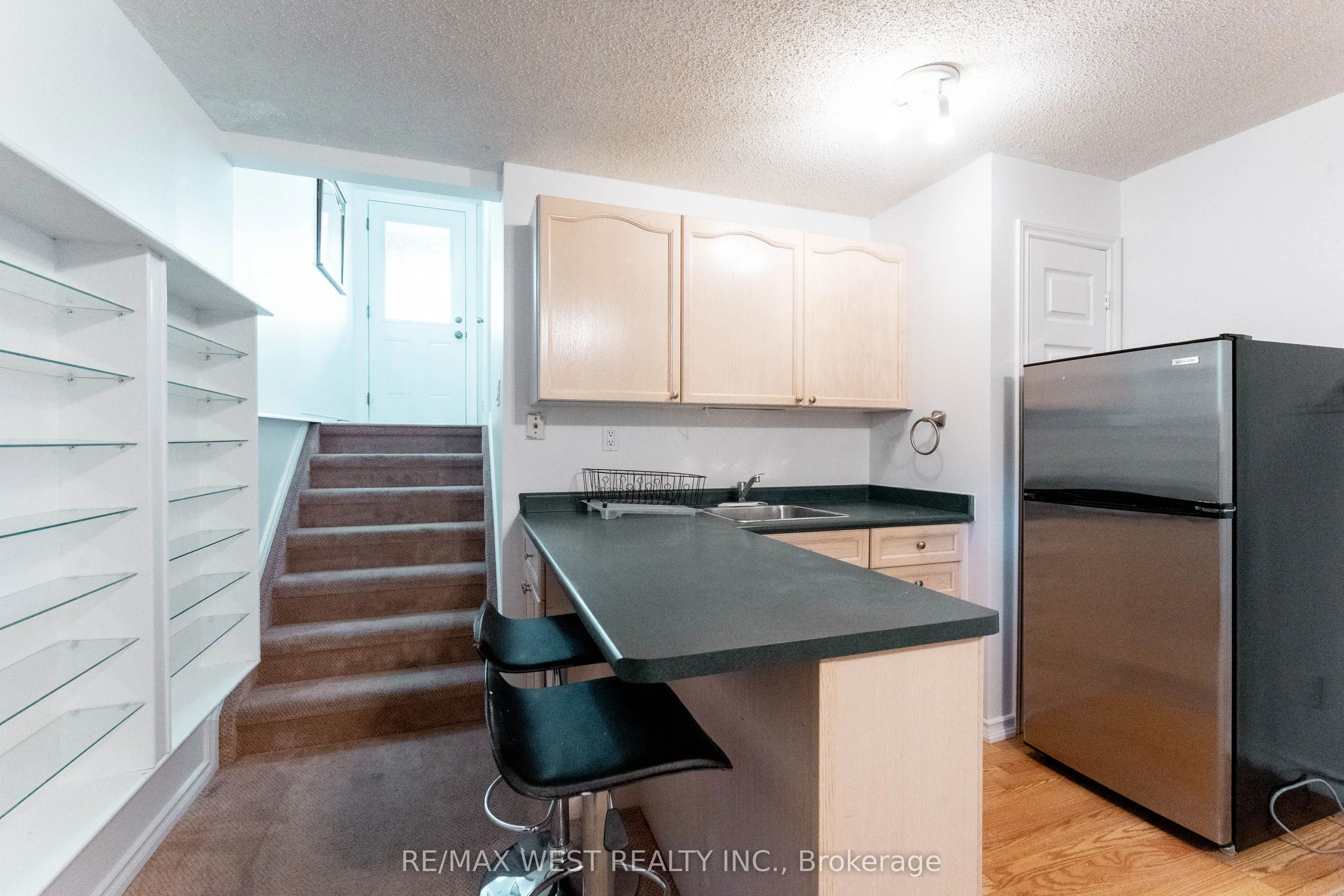 852 Beatrice Street E