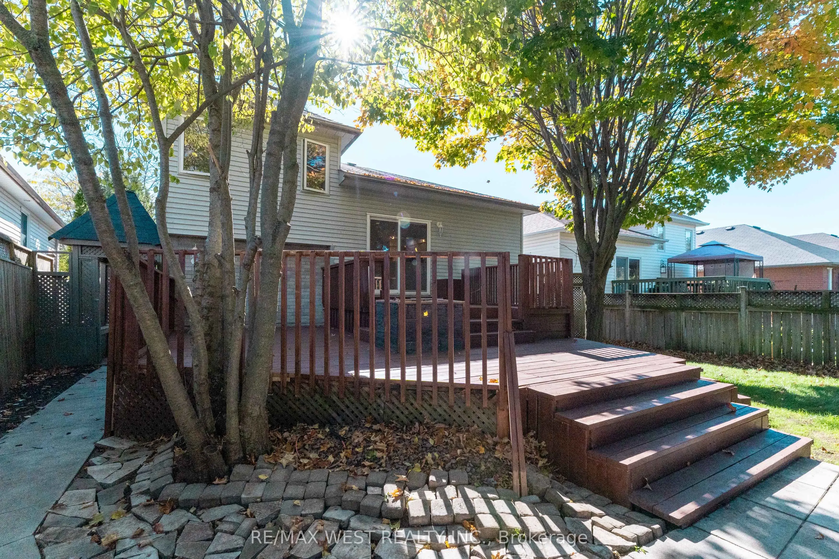 852 Beatrice Street E