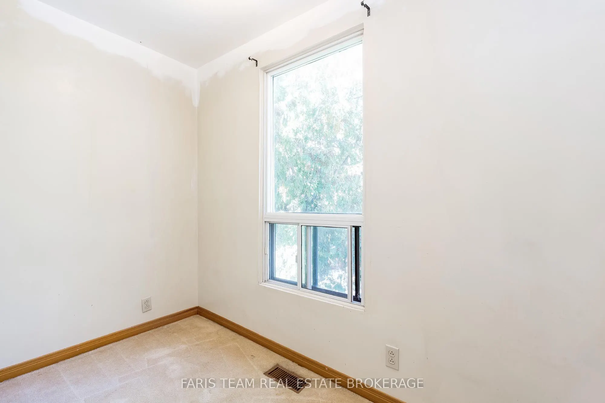 26 Queensdale Avenue