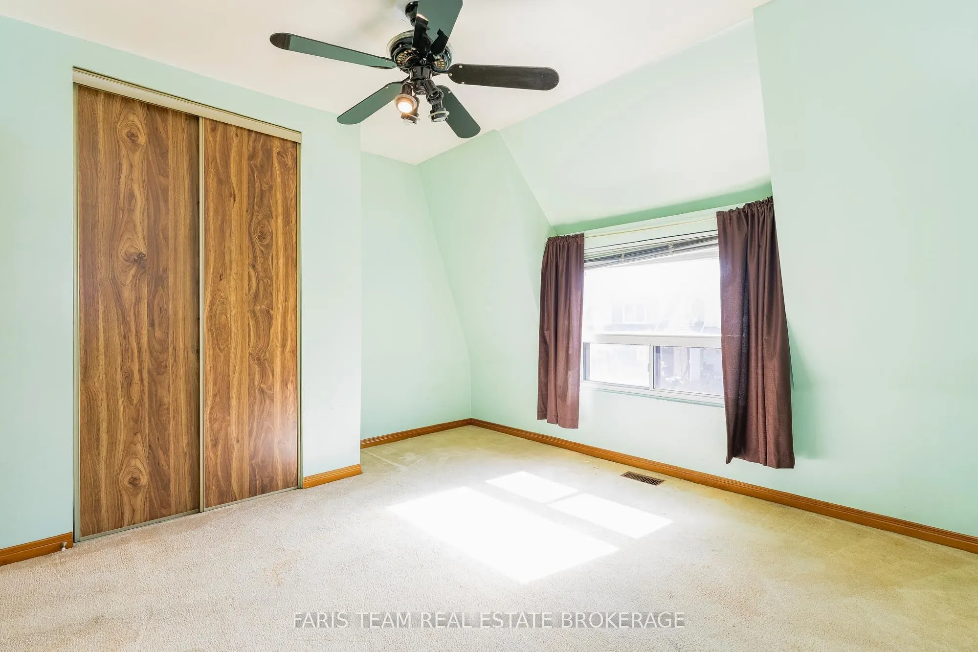 26 Queensdale Avenue
