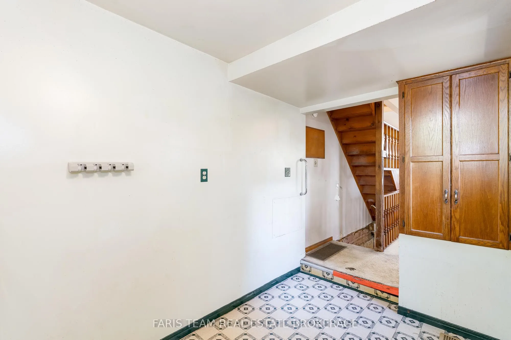 26 Queensdale Avenue