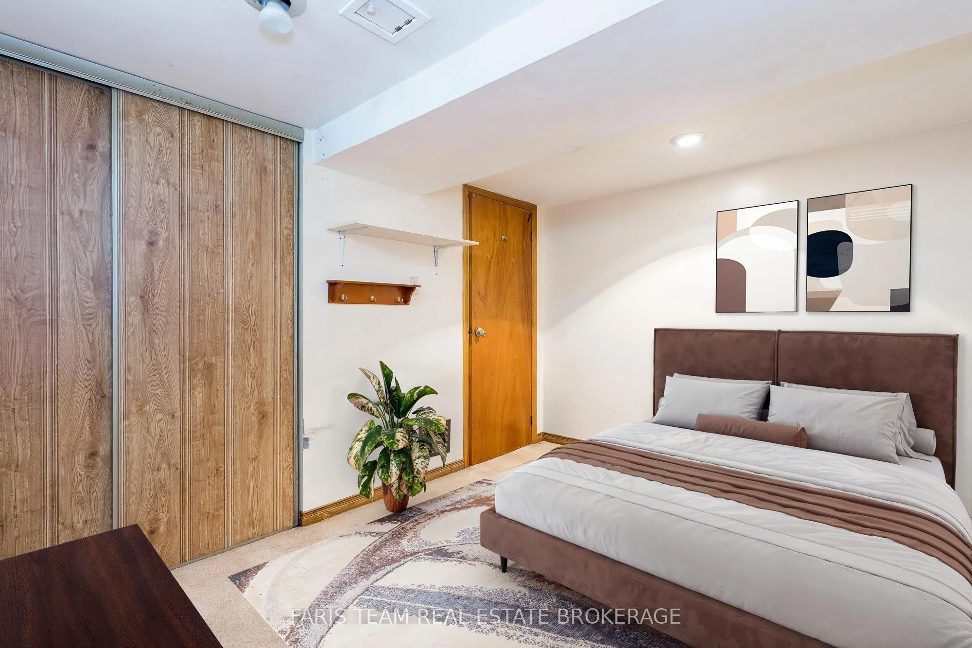 26 Queensdale Avenue